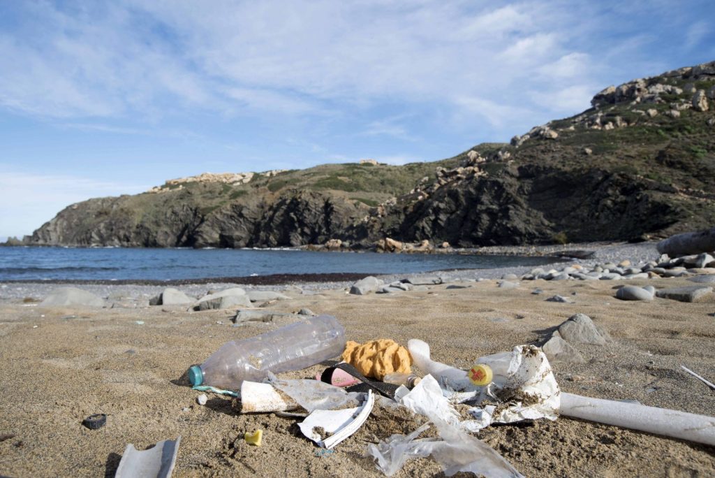 GRAF4846. POU D'EN CALDÉS (MENORCA), 14/12/2022.- Imágenes de basura y microplásticos incrustados en el suelo encontrados hoy martes en la cala de Pou d'en Caldés, Menorca. Unos 80 voluntarios han participado hace unos días en la recogida de 50 kilos de "basuraleza" en cinco puntos de la naturaleza de Baleares con ocasión de la sexta edición del proyecto Libera de SEO/BirdLife en alianza con Ecoembes. EFE/ David Arquimbau Sintes