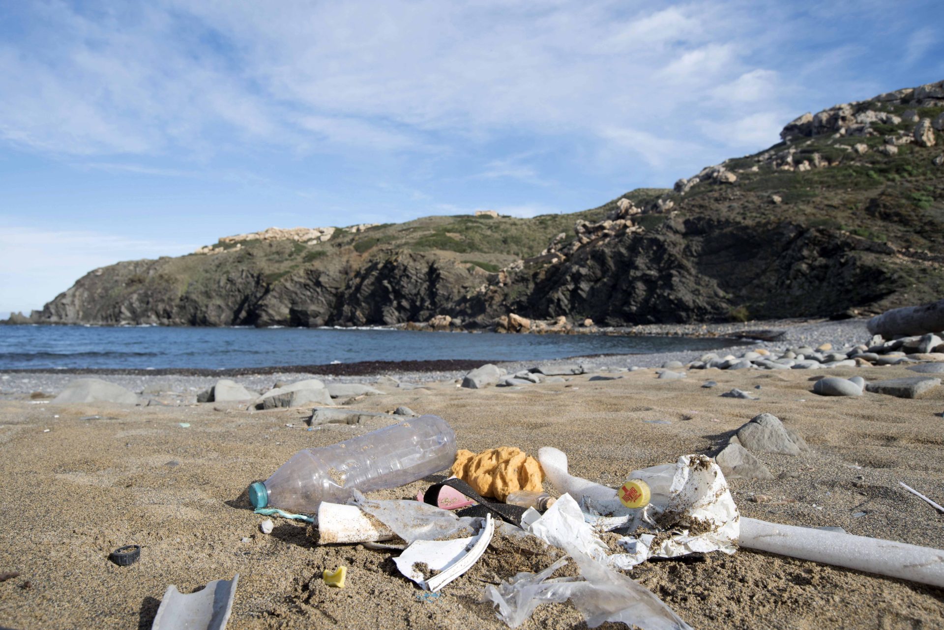 GRAF4846. POU D'EN CALDÉS (MENORCA), 14/12/2022.- Imágenes de basura y microplásticos incrustados en el suelo encontrados hoy martes en la cala de Pou d'en Caldés, Menorca. Unos 80 voluntarios han participado hace unos días en la recogida de 50 kilos de "basuraleza" en cinco puntos de la naturaleza de Baleares con ocasión de la sexta edición del proyecto Libera de SEO/BirdLife en alianza con Ecoembes. EFE/ David Arquimbau Sintes