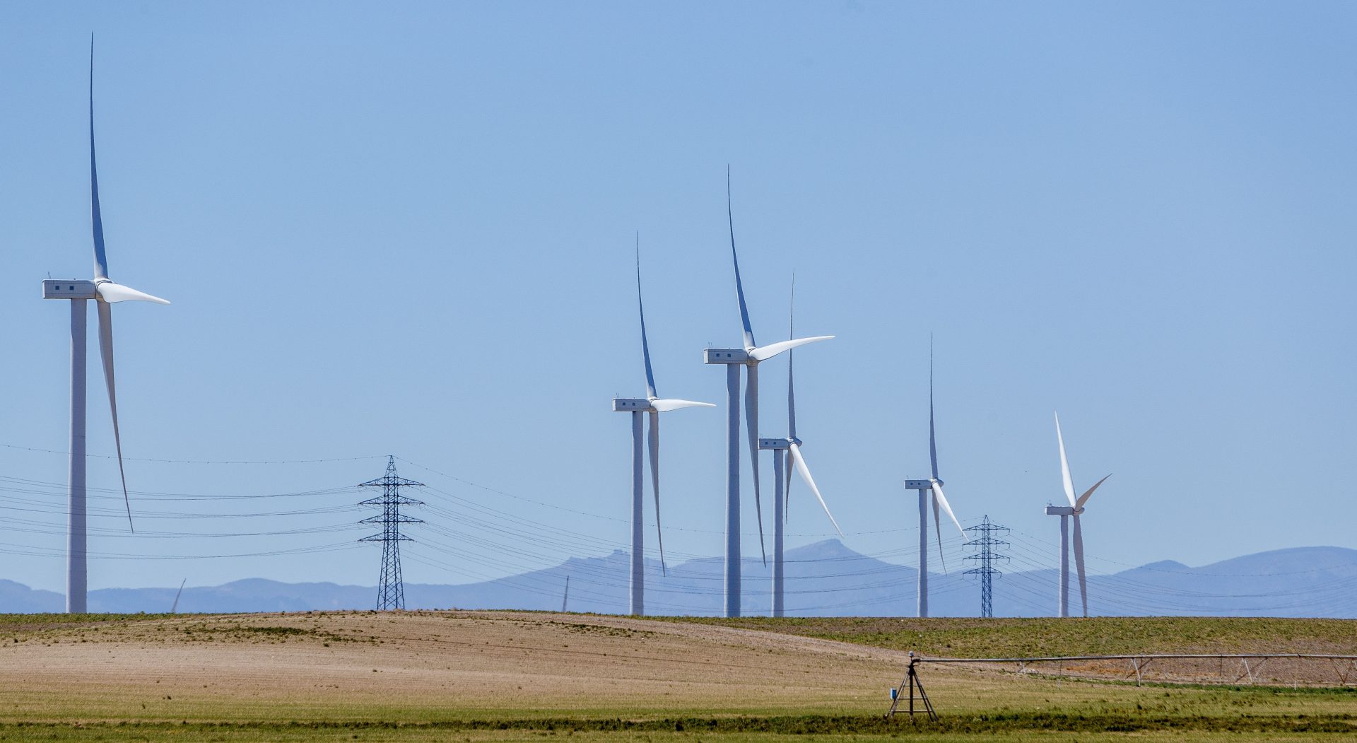 ZARAGOZA, 22/04/2024.- Varios generadores eólicos afectados por el cierzo en Zaragoza, este lunes. El precio de la electricidad ha estado a cero euros o incluso en valores negativos cerca de la mitad de las horas de abril (hasta el día 17) y se espera que siga en niveles muy bajos lo que queda de mes gracias a la elevada generación hidráulica y solar y al incremento de la producción eólica. EFE/ Javier Belver