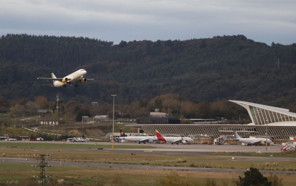 GRAFCAV5995. LOIU (BIZKAIA), 13/11/2023.-Un avión en el momento de despegue del aeropuerto de Bilbao, donde ha registrado el mes pasado el mejor octubre de su historia al anotar 611.000 pasajeros, un 18,3 % más que el mismo mes del año pasado, según ha informado Aena este lunes.EFE/Luis Tejido