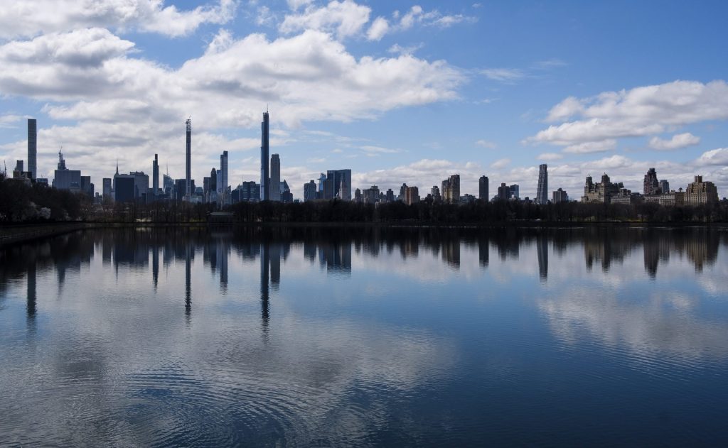 New York (United States), 04/04/2020.- A view of the skyline from Central Park in New York, New York, USA, on 04 April 2020. New York City is still considered the epicenter of the coronavirus outbreak in the United States and most people are still being asked to stay at home to stop the spread of the coronavirus and minimize the number of Covid-19 patients needing medical attention. (Estados Unidos, Nueva York) EFE/EPA/JUSTIN LANE