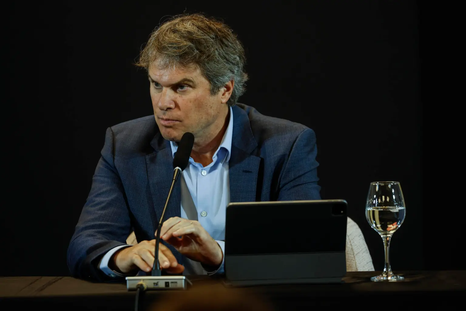 James Scriven (der.), gerente general de BID Invest, participan en una rueda prensa durante la Semana de la Sostenibilidad organizada por BID Invest, parte del Grupo del Banco Interamericano de Desarrollo, este jueves, en Manaos (Brasil). . EFE/ Antonio Lacerda