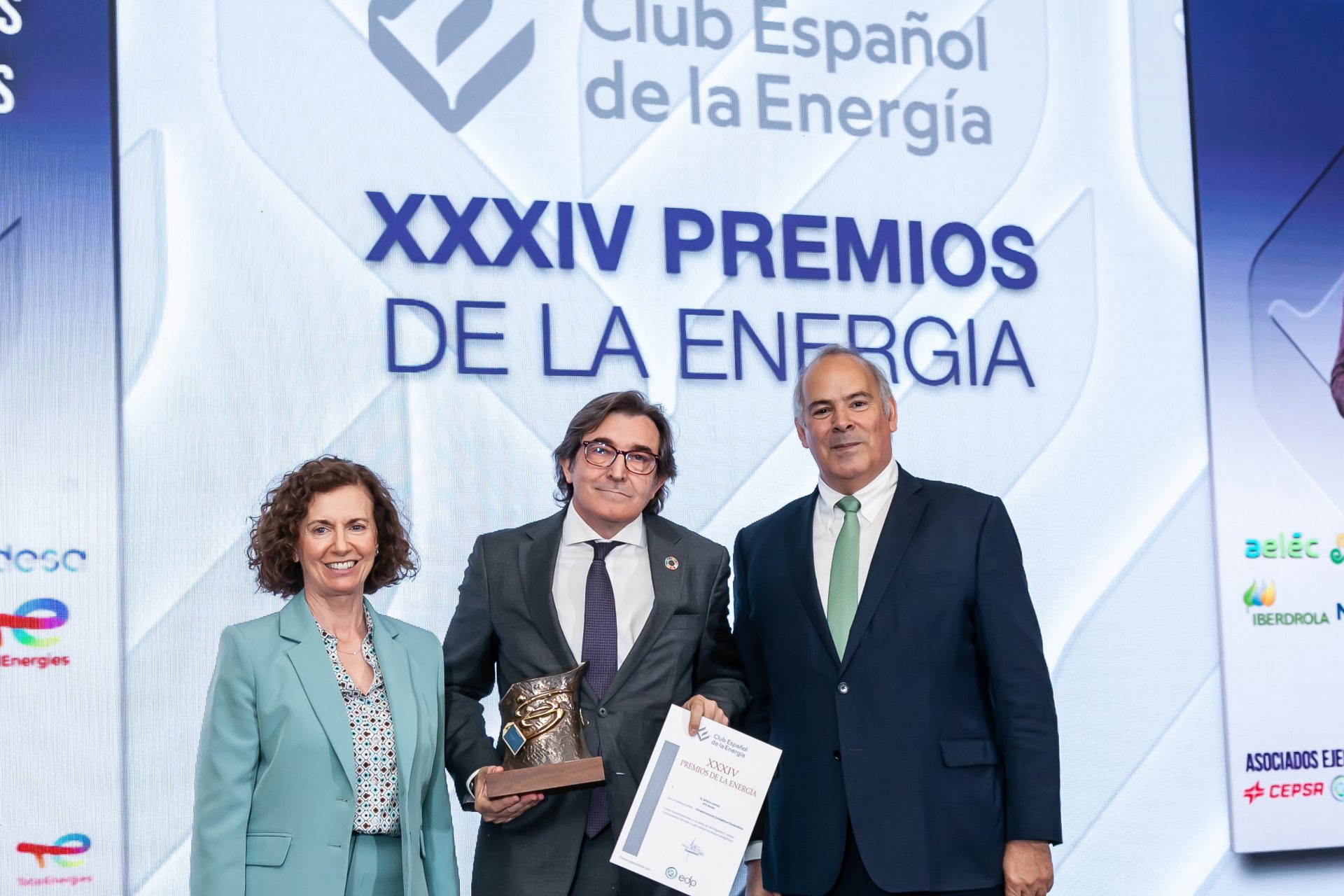 Arturo Larena premio de periodismo EDP del Club Español de la Energía