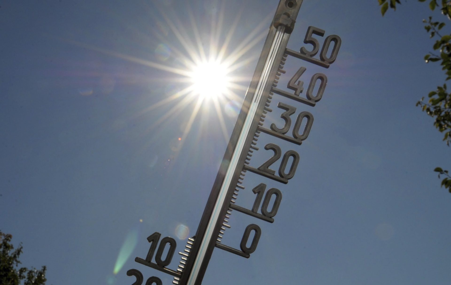 epa03364526 A thermometer displays a temperature of 36 degrees Celsius in Stuttgart, Germany, 18 August 2012. Meteorologists predict record summer temperatures in Germany for the weekend. EPA/FRANZISKA KRAUFMANN