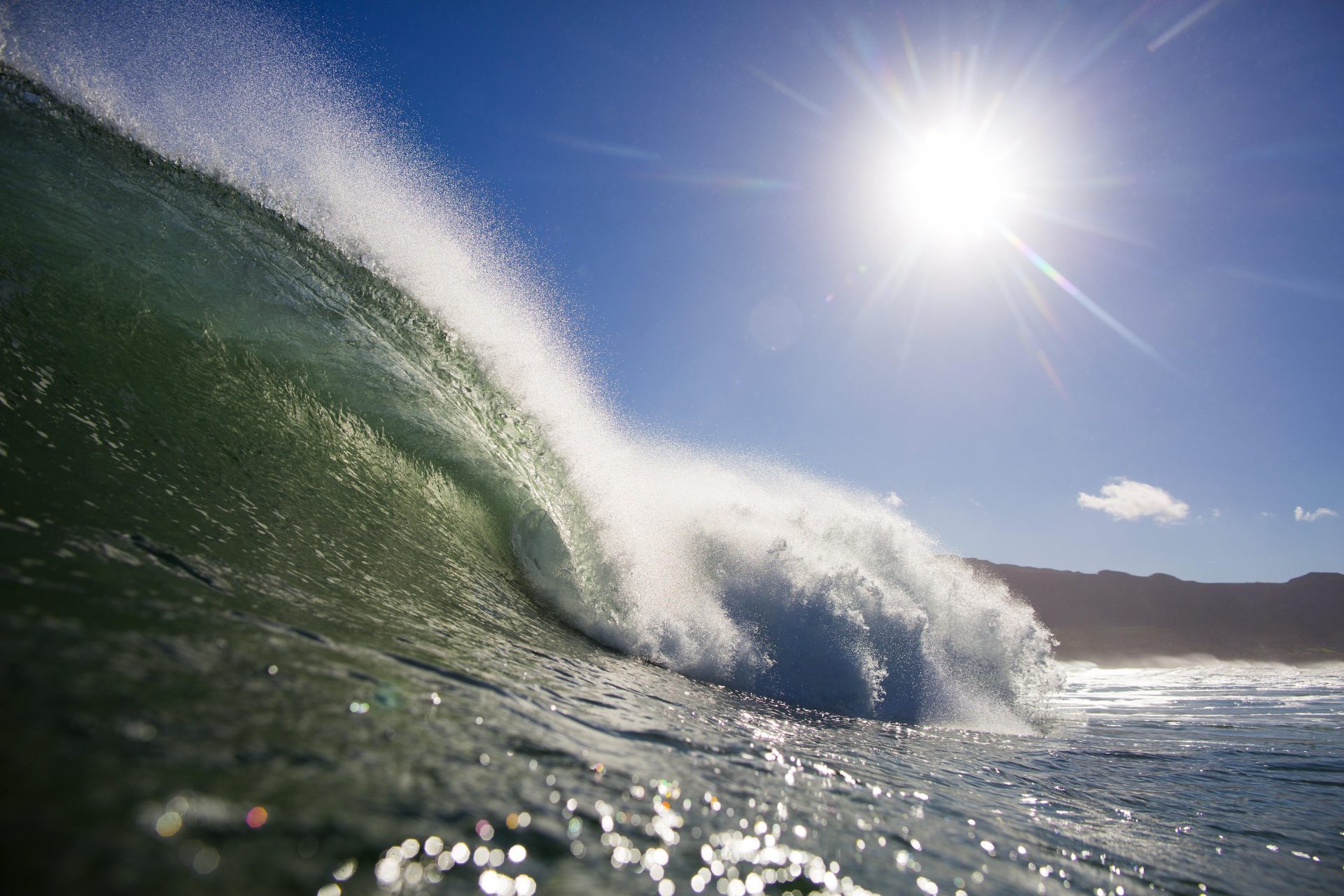 SU01 CIUDAD DEL CABO (SUDÁFRICA) 04/08/2017.- Una ola rompe en el Océano Atlántico en las costas de Ciudad del Cabo (Sudáfrica), hoy 4 de agosto de 2017. El invierno en el hemisferio sur proporciona buenas condiciones para la práctica del surf en las aguas de la ciudad sudafricana gracias a que las tormentas regulares en el sur del Atlántico generan buenas olas. EFE/Nic Bothma