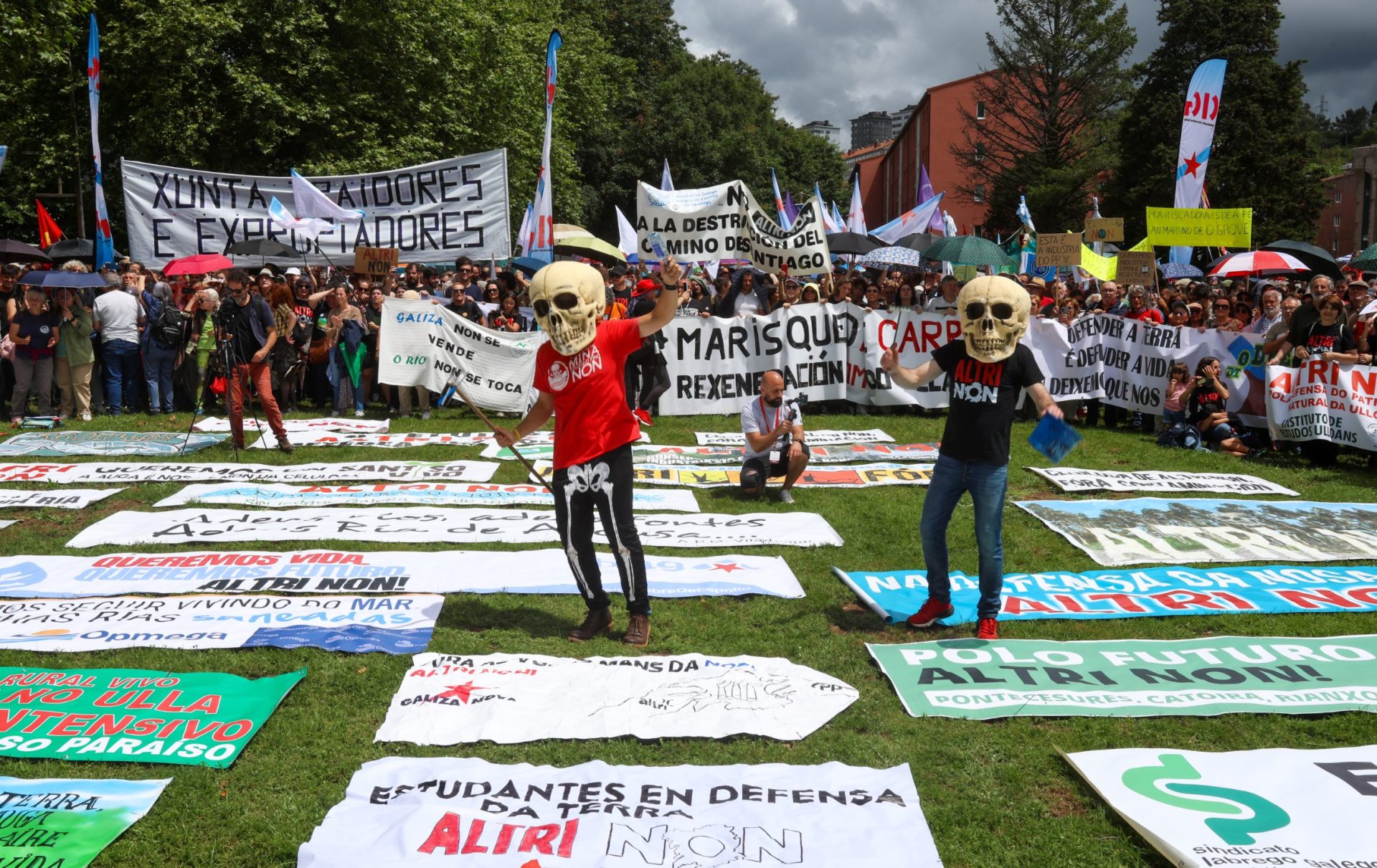 Manifestación de este domingo en Santiago de Compostela (España) contra un proyecto portugués de instalar una gran factoría de celulosa en el centro de la región de Galicia (noroeste). EFE/Xoán Rey