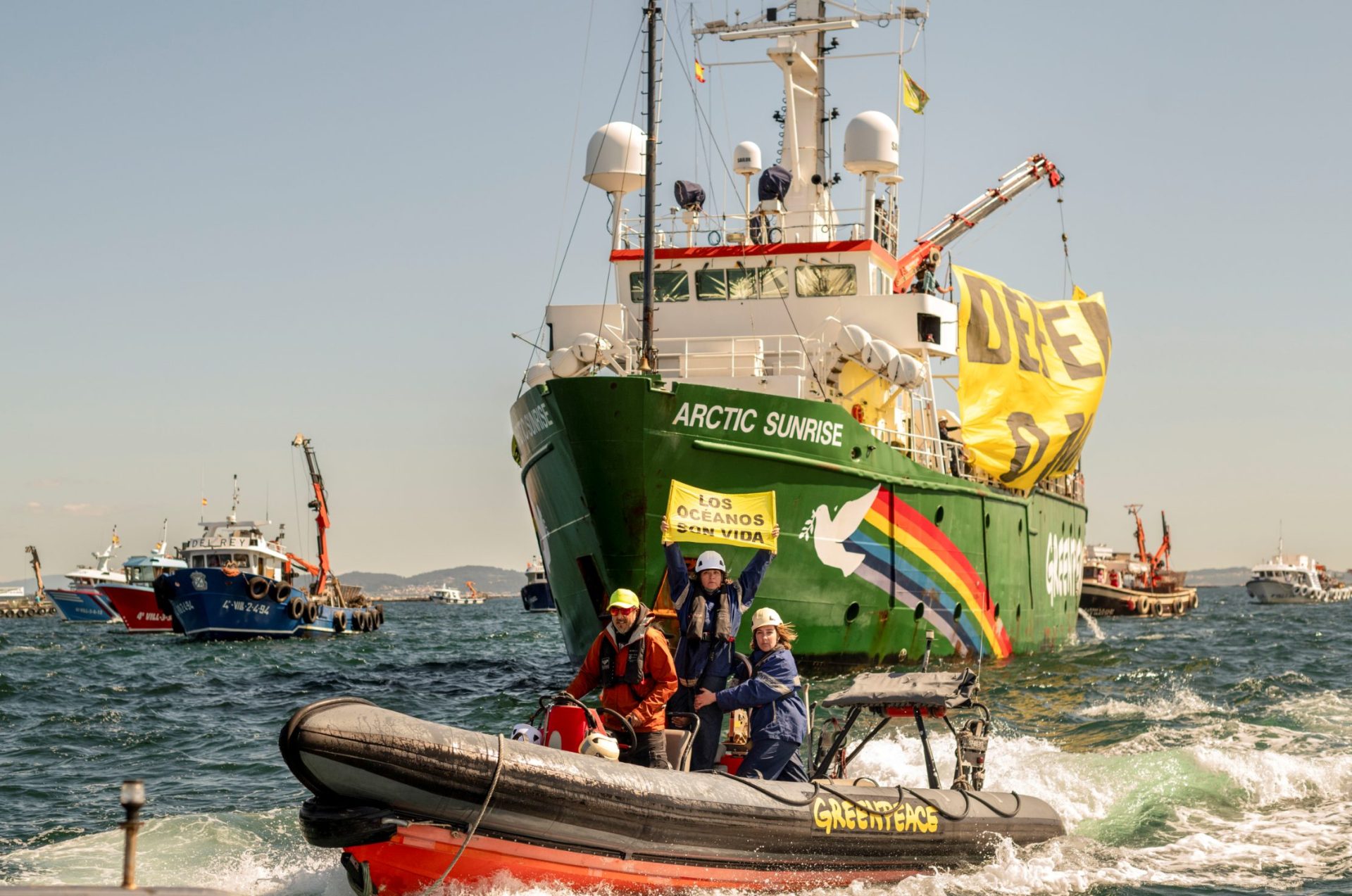 Centenares de pescadores y mariscadores acompañan al barco Artic Sunrise, de Greenpeace, este miércoles, a su llegada a Vilagarcía de Arousa (Galicia) para oponerse al proyecto de la celulosa Altri, en una manifestación marítima que ha recorrido toda la ría. EFE/ Lavandeira Jr