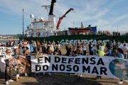 Centenares de pescadores y mariscadores acompañan al barco Artic Sunrise, de Greenpeace, este miércoles, a su llegada a Vilagarcía de Arousa (Galicia) para oponerse al proyecto de la celulosa Altri, en una manifestación marítima que ha recorrido toda la ría. EFE/ Lavandeira Jr