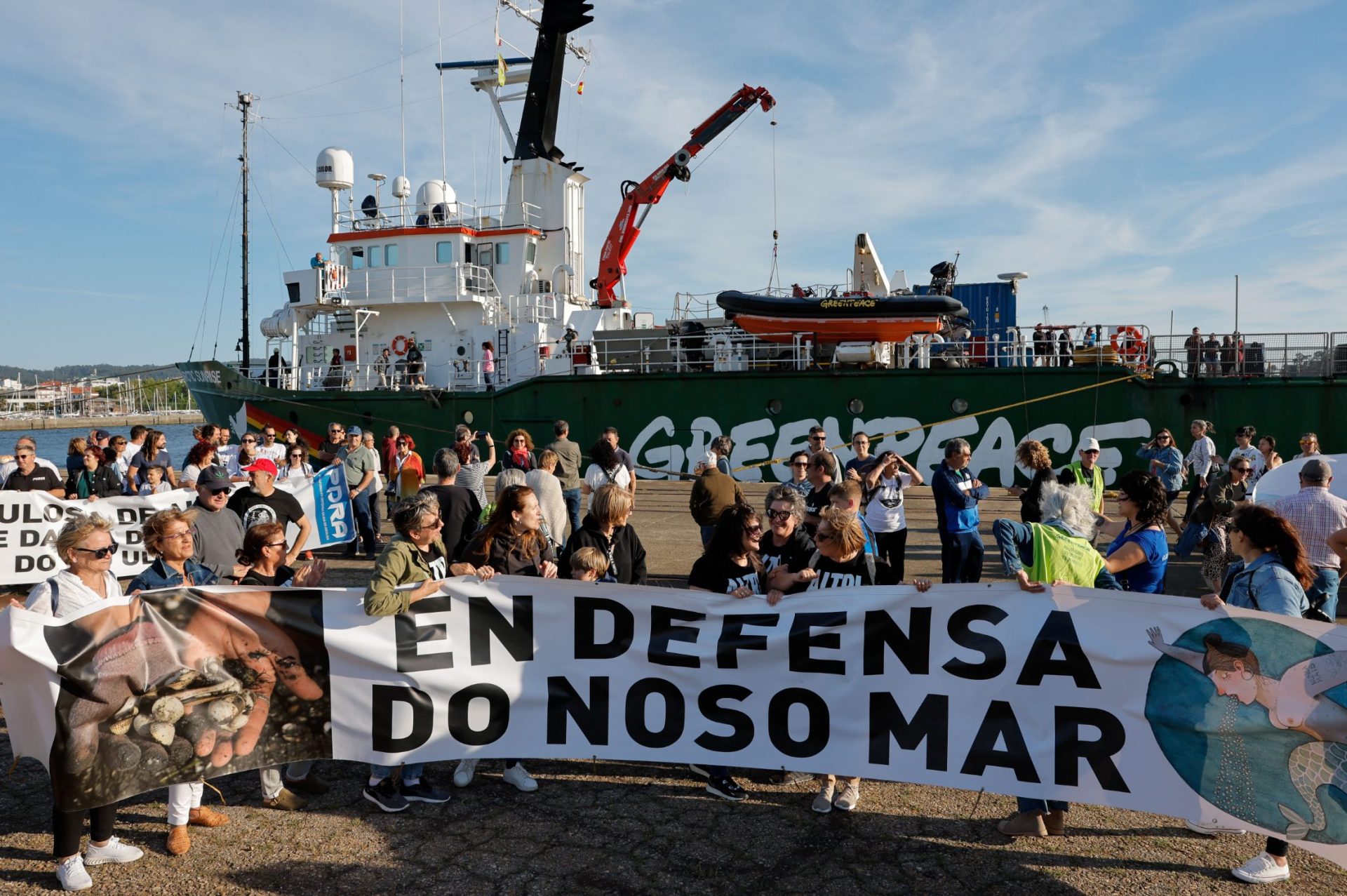 Centenares de pescadores y mariscadores acompañan al barco Artic Sunrise, de Greenpeace, este miércoles, a su llegada a Vilagarcía de Arousa (Galicia) para oponerse al proyecto de la celulosa Altri, en una manifestación marítima que ha recorrido toda la ría. EFE/ Lavandeira Jr