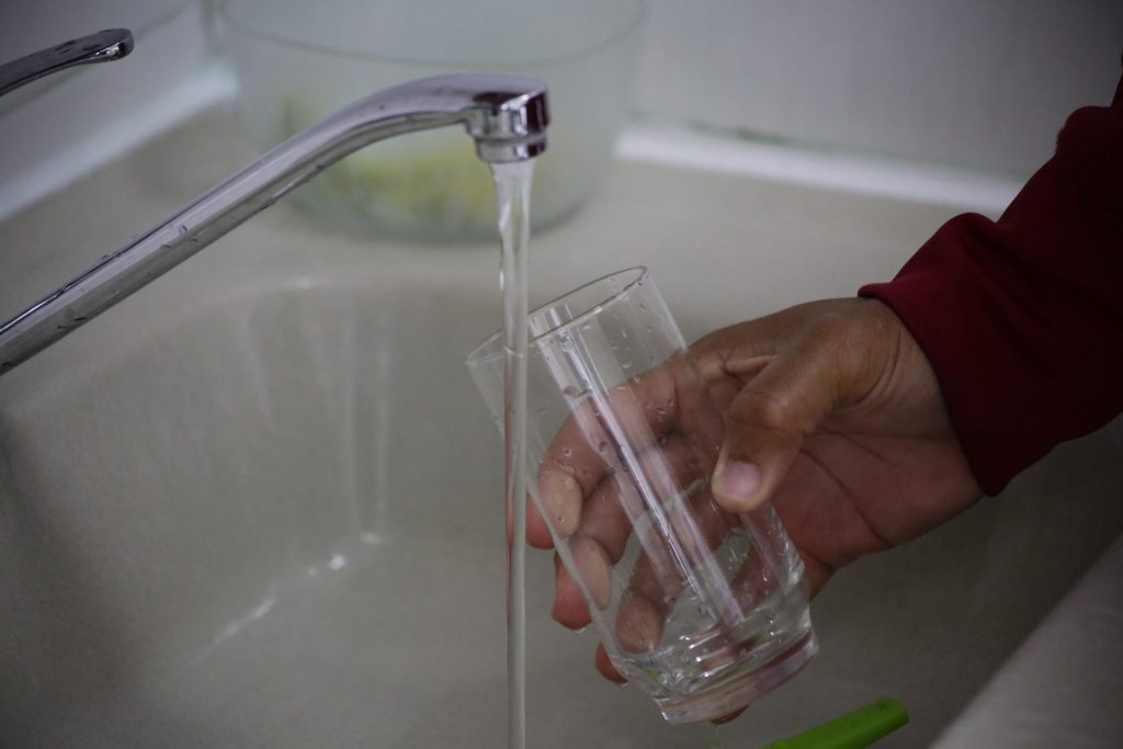 AME185. CIUDAD DE PANAMÁ (PANAMÁ), 22/03/2019.- Una persona sirve un vaso de agua el 21 de marzo de 2019 en Ciudad de Panamá (Panamá). Centroamérica cuenta en general con una elevada disponibilidad hídrica, pero el agua no llega a toda la población o lo hace sin ser de calidad, lo que evidencia que la gestión del recurso en la región es apenas incipiente. EFE/ Carlos Lemos