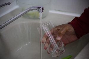 AME185. CIUDAD DE PANAMÁ (PANAMÁ), 22/03/2019.- Una persona sirve un vaso de agua el 21 de marzo de 2019 en Ciudad de Panamá (Panamá). Centroamérica cuenta en general con una elevada disponibilidad hídrica, pero el agua no llega a toda la población o lo hace sin ser de calidad, lo que evidencia que la gestión del recurso en la región es apenas incipiente. EFE/ Carlos Lemos