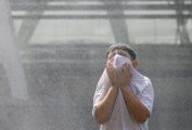 Paris (France), 30/07/2024.- A young boy cools down by passing through a water mist on a hot summer day with temperatures reaching up to 37 degrees Celsius at the South Paris Arena during the Paris 2024 Olympic Games in Paris, France, 30 July 2024. (Francia) EFE/EPA/FRANCK ROBICHON