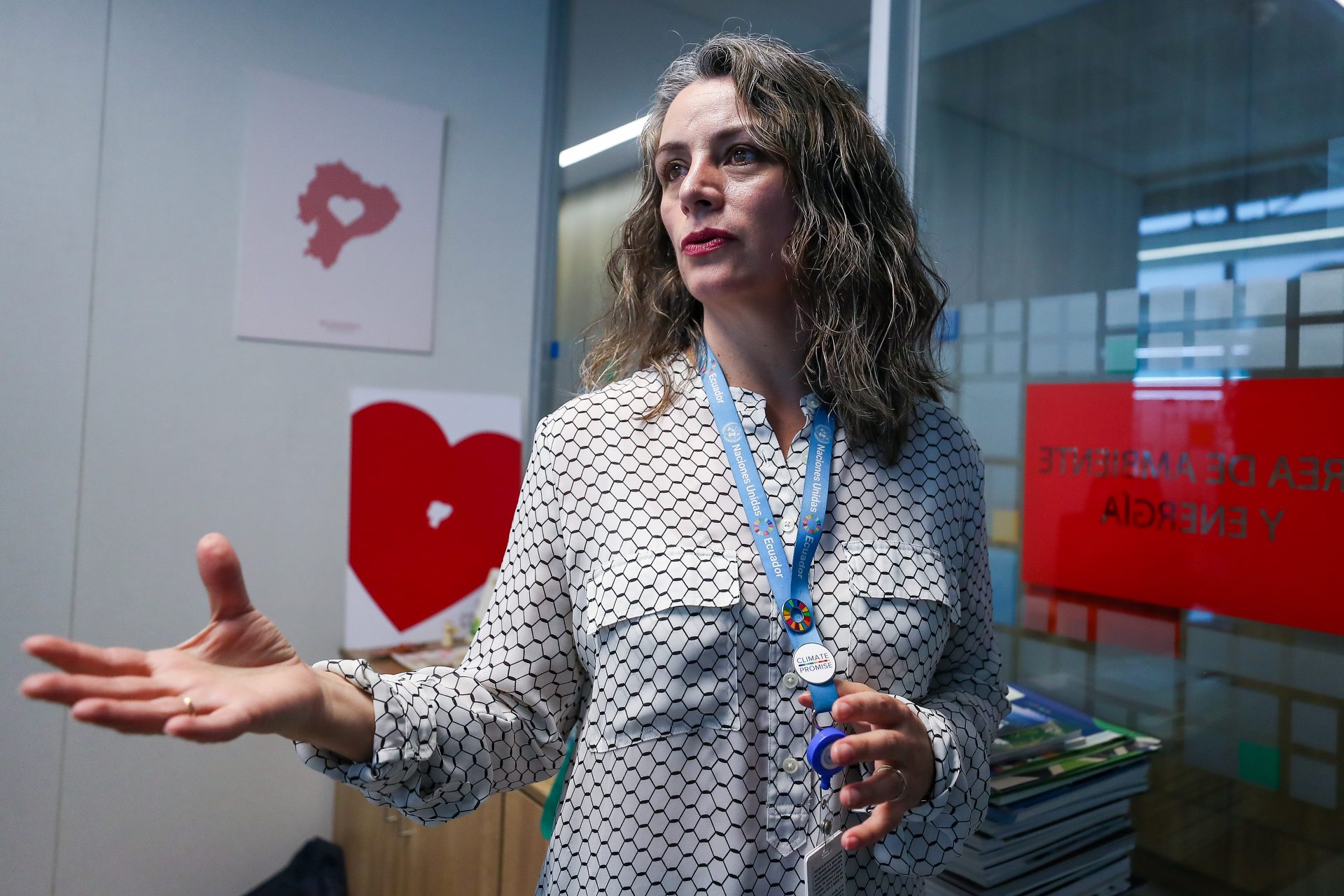 La responsable del Área de Ambiente y Energía del PNUD en Ecuador, Mónica Andrade, habla durante una entrevista con EFE, en Quito (Ecuador). EFE/ José Jácome