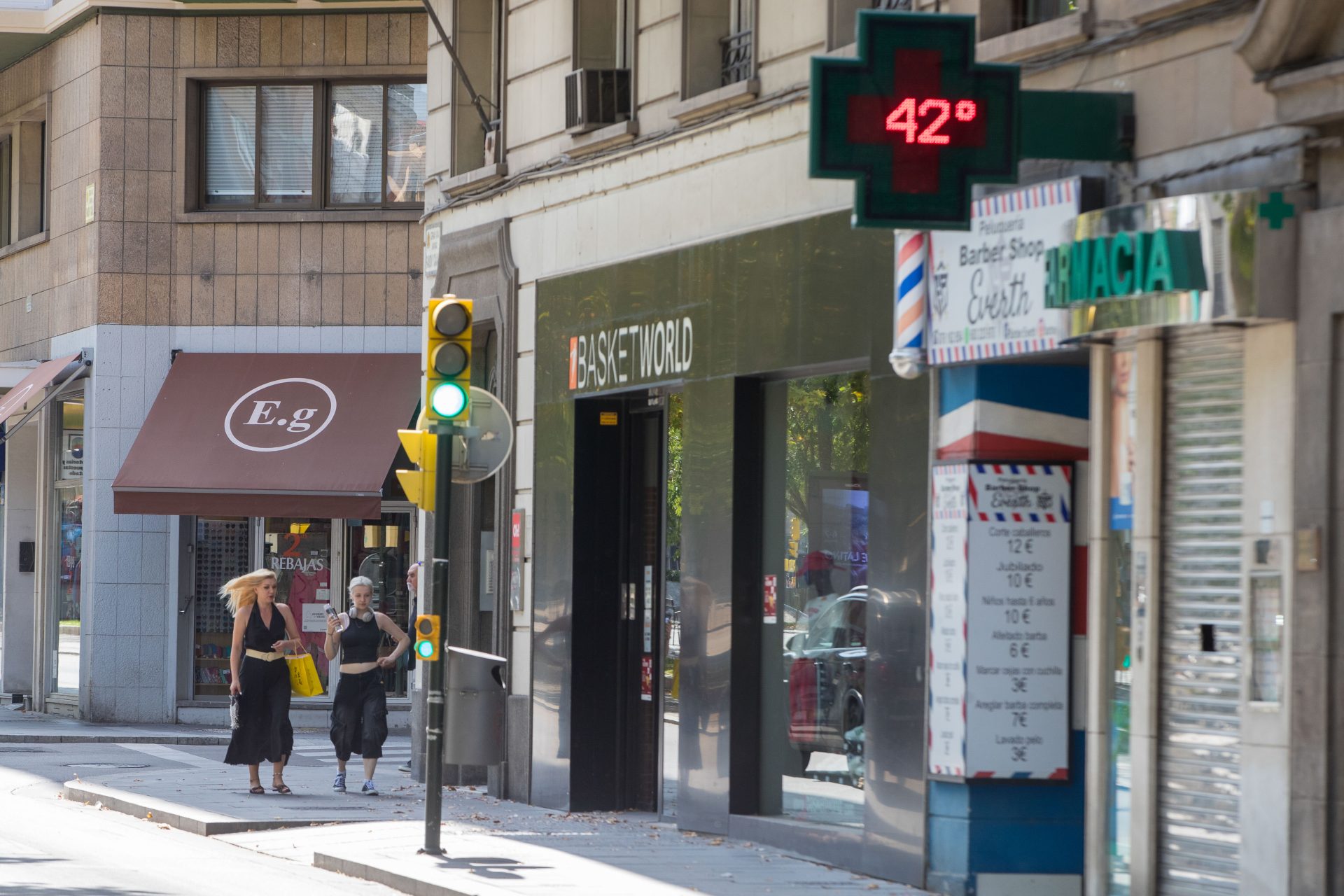 ZARAGOZA, 19/07/2024.- Un termómetro marca los 42 grados de temperatura este viernes en Zaragoza. La Agencia Estatal de Meteorología (Aemet) ha activado para este viernes en Aragón la alerta naranja por calor en toda la comunidad, salvo en Albarracín y Jiloca y Gúdar y Maestrazgo donde es amarilla, por temperaturas que pueden llegar a entre 37 y 40 grados. EFE/Javier Cebollada