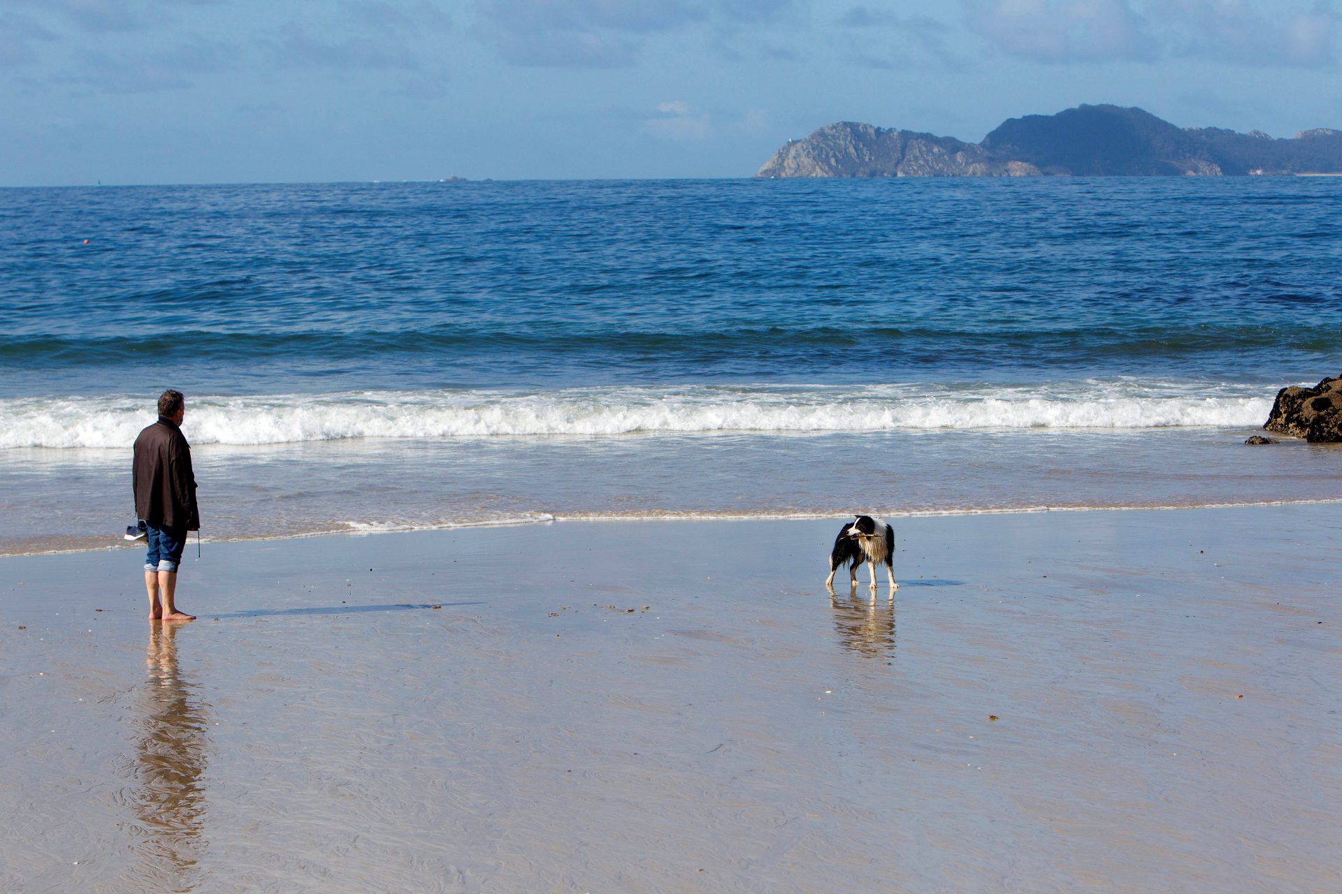 GRAF4042. VIGO (ESPAÑA), 12/03/2021.- Día primaveral en las Rías Bajas que invitan a pasear y a tomar el sol en la Playa de Samil de Vigo. EFE / Salvador Sas