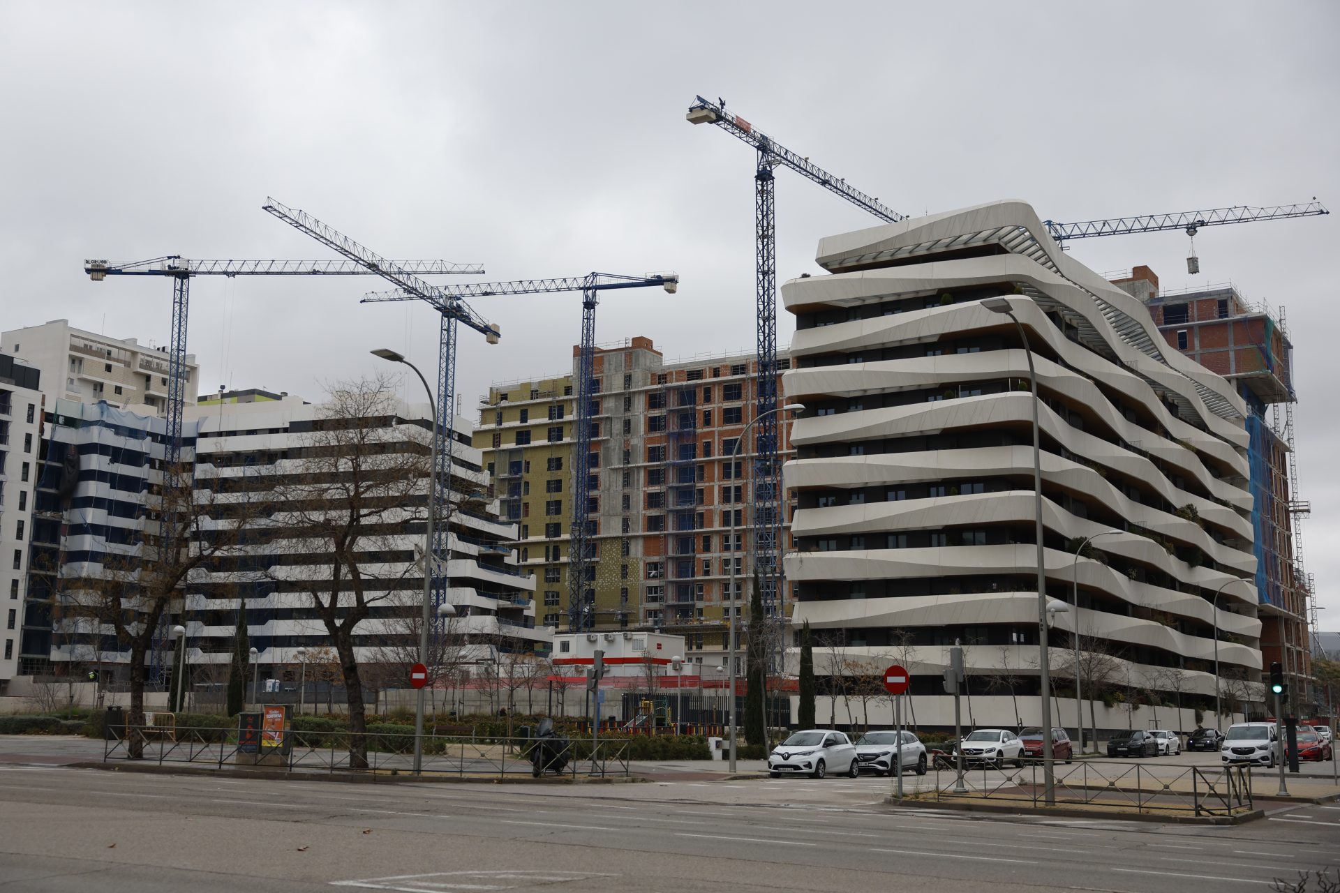 MADRID, 22/02/2024.- Construcción de viviendas destinadas al alquiler en la Zona de Méndez Álvaro, en Madrid. EFE/ Mariscal