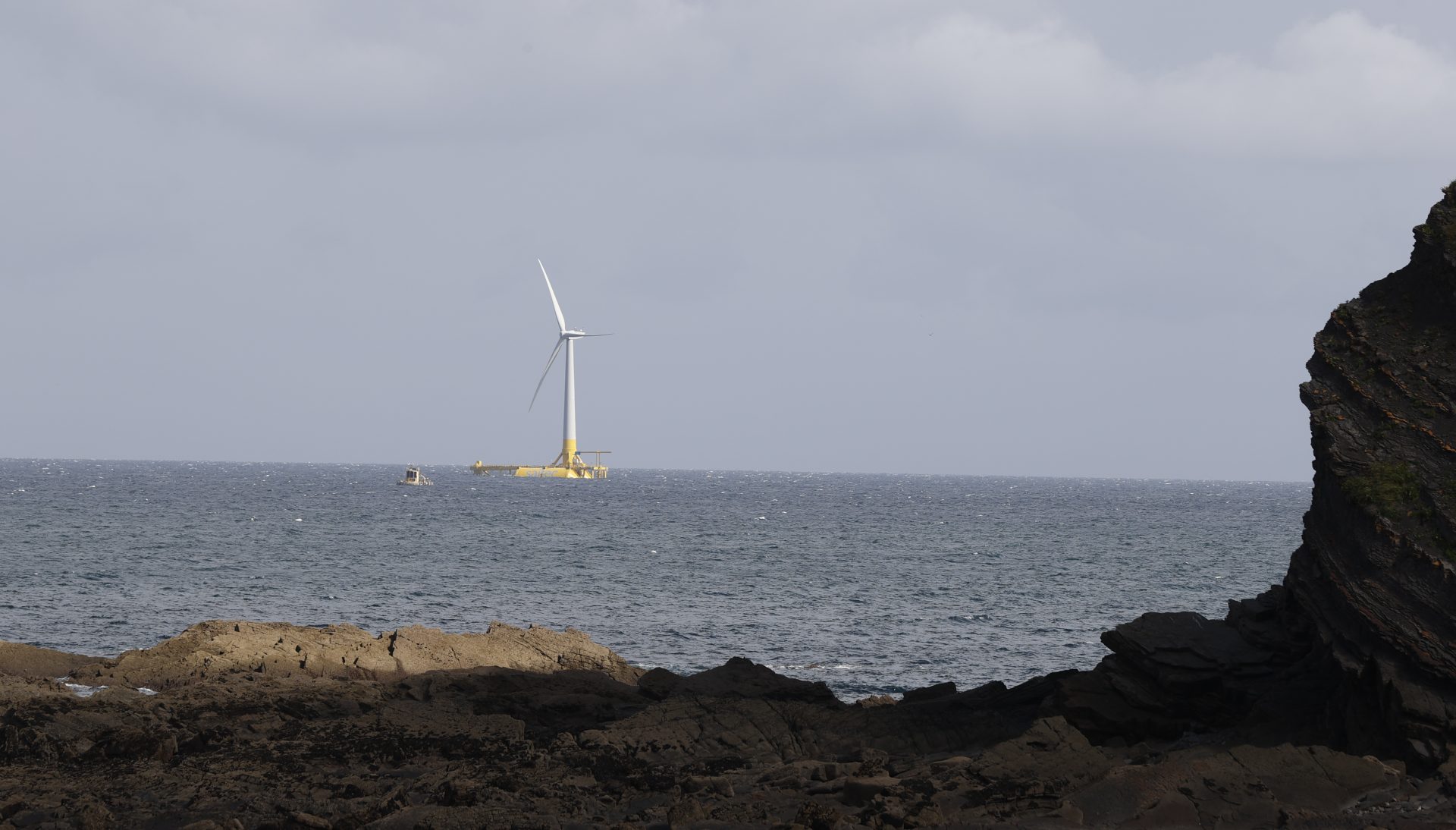 GRAFCAV3261. ARMINTZA (BIZKAIA), 18/09/2023.-Prototipo (fondo) de aerogenerador de eólica marina flotante, anclado con cadenas al fondo marino y creado por Saitec entra en funcionamiento en el campo experimental de BIMEP en Armintza, en el que está conectado a la red eléctrica .EFE/Luis Tejido
