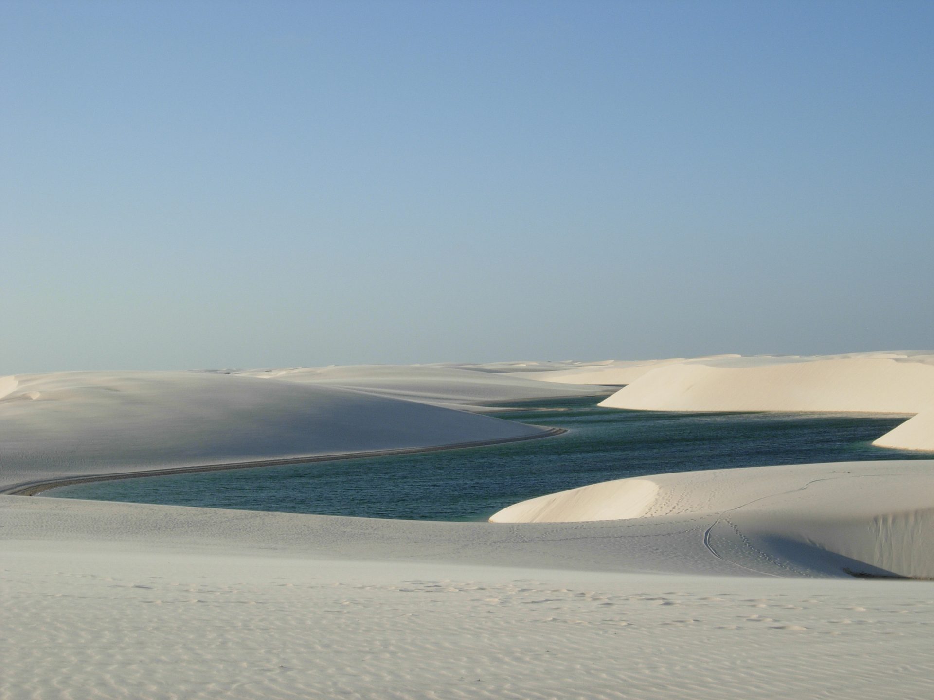 SAO LUIS DO MARANHAO (BRASIL), 21/08/2008.- Un lago de agua dulce formado en medio de las blancas dunas del Parque Nacional de los Lençois Maranhenses, reserva ecológica de 270 kilómetros cuadrados, situada al borde del océano Atlántico y rodeada de bosque tropical. EFE/Pau Ramírez