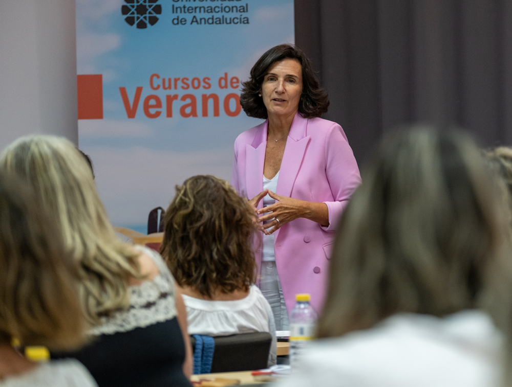 PALOS DE LA FRONTERA (HUELVA), 08/07/2024.- La directora de la Fundación CEPSA, Teresa Mañueco Pfeiffer, durante su intervención en el curso 'El papel de las fundaciones en una sociedad en transformación', este lunes en la Sede de la Universidad Internacional de Andalucía (UNIA) en la Rábida, en Palos de la Frontera (Huelva). EFE/Julián Pérez