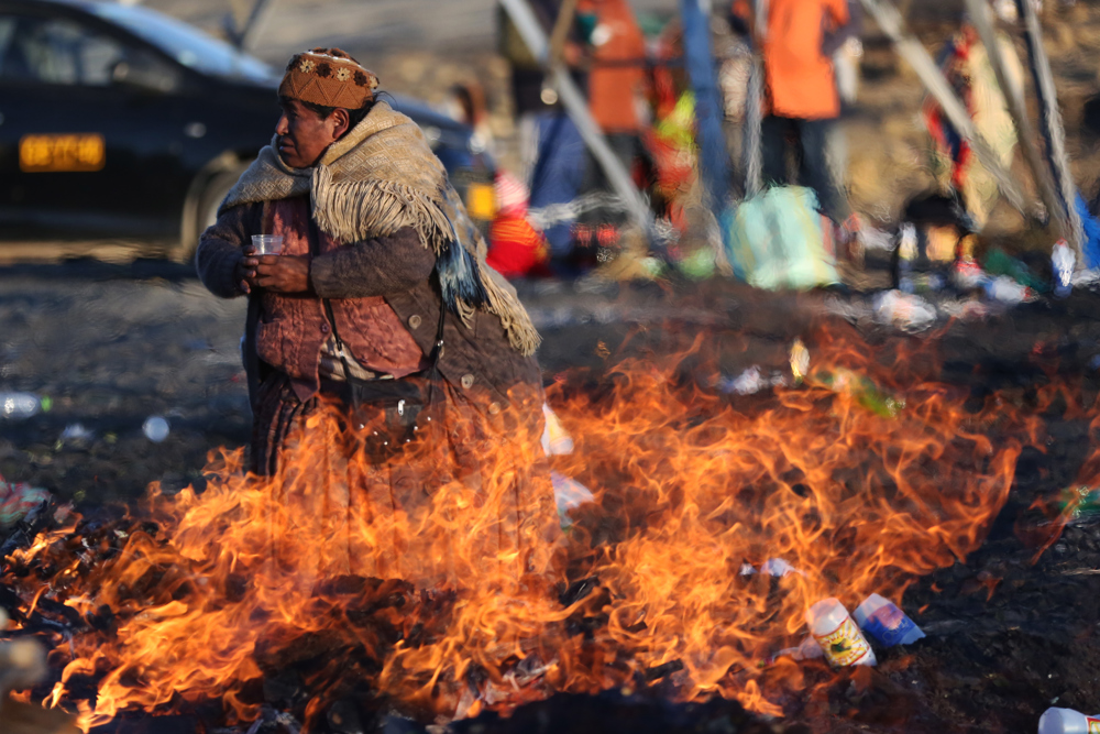 LA CUMBRE (BOLIVIA), 01/08/2024.- Una mujer participa en un ritual con motivo del 'Día de la Pachamama' este jueves, en La Cumbre en (Bolivia). EFE/ Luis Gandarillas