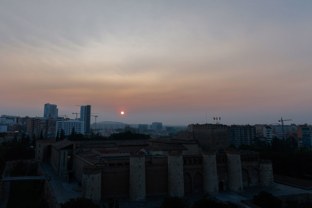 El humo de los incendios de Canadá ha llegado al noroeste de España y se nota en los atardeceres, al ocultar el sol antes de su ocaso. En la imagen, el cielo de esta tarde en Zaragoza. EFE/Javier Belver
