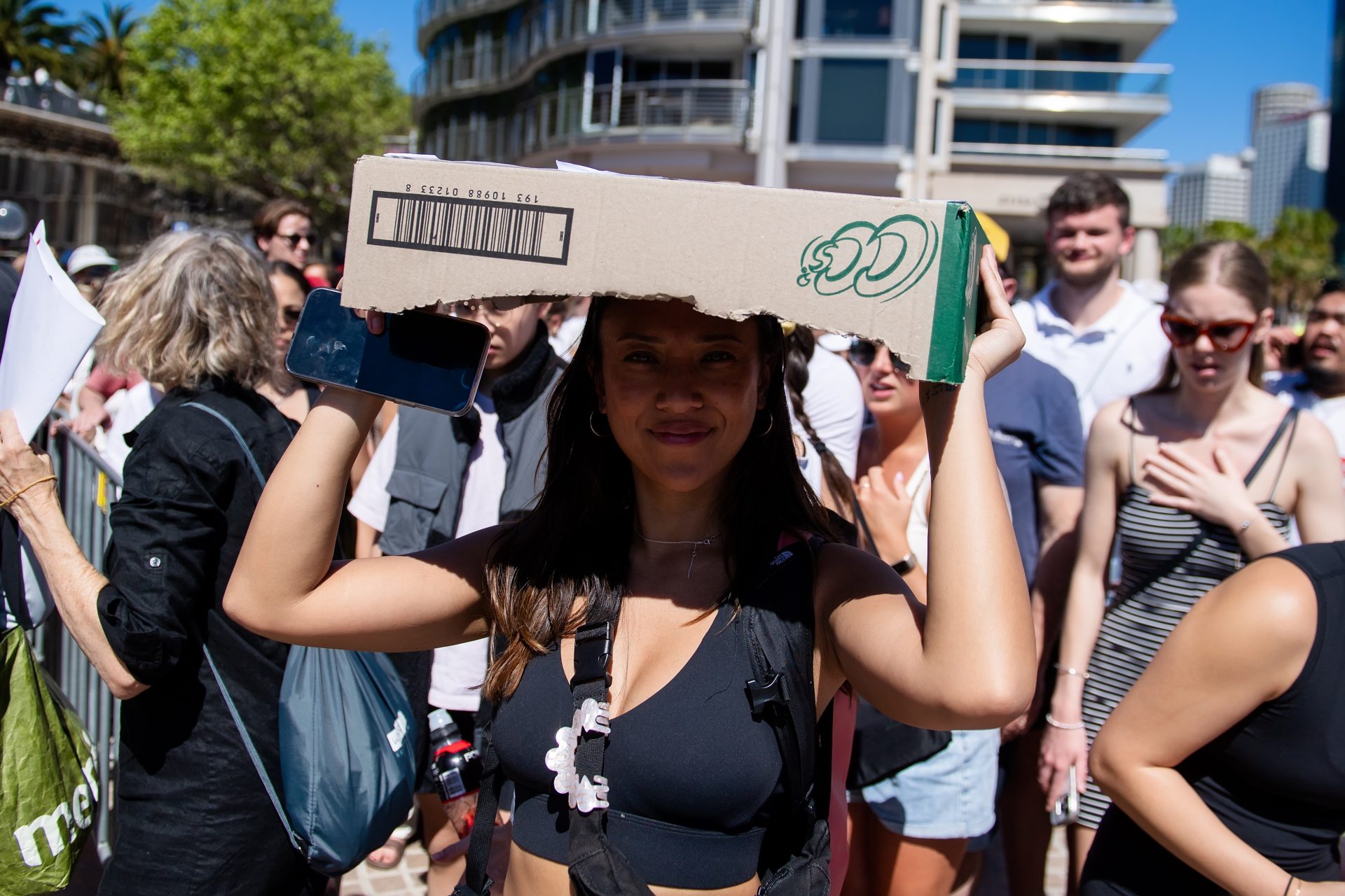 Fotografía de archivo de una mujer protegiéndose del calor en Sídney (Australia) en septiembre de 2023. EFE/EPA/STEVE MARKHAM AUSTRALIA AND NEW ZEALAND OUT