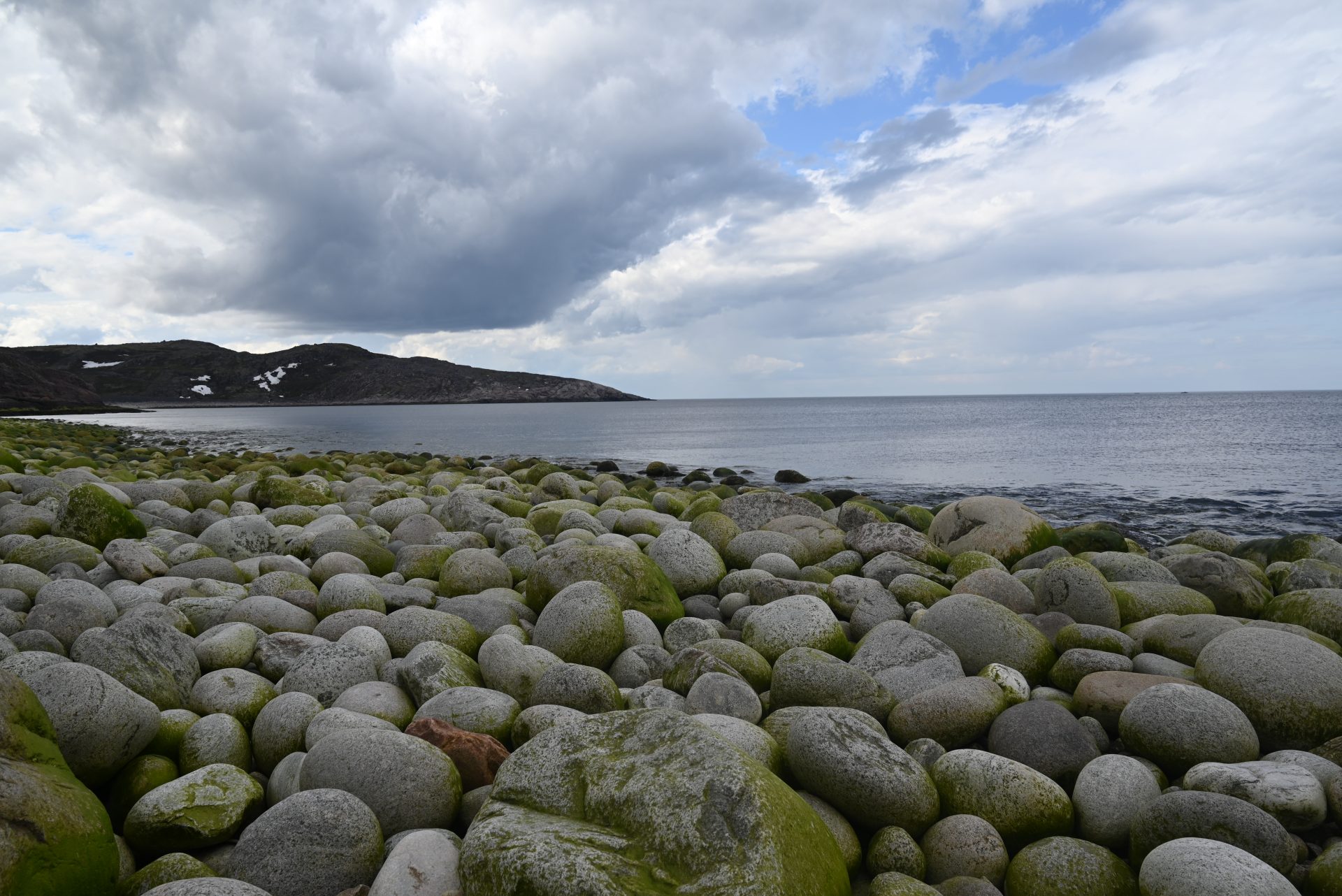 En la imagen de archivo, vista de la playa de los Huevos de Dragón, situada en la costa del Océano Glacial Ártico, cerca del puerto pesquero de Teriberka, en el norte de la Rusia europea. EFE/ Ignacio Ortega
