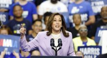 Las Vegas (United States), 10/08/2024.- Democratic presidential candidate Vice President Kamala Harris speaks during a rally with Democratic vice presidential candidate Minnesota Governor Tim Walz (Not Pictured) at the University of Nevada Las Vegas' Thomas and Mack Center in Las Vegas, Nevada, USA, 10 August 2024. EFE/EPA/BIZUAYEHU TESFAYE