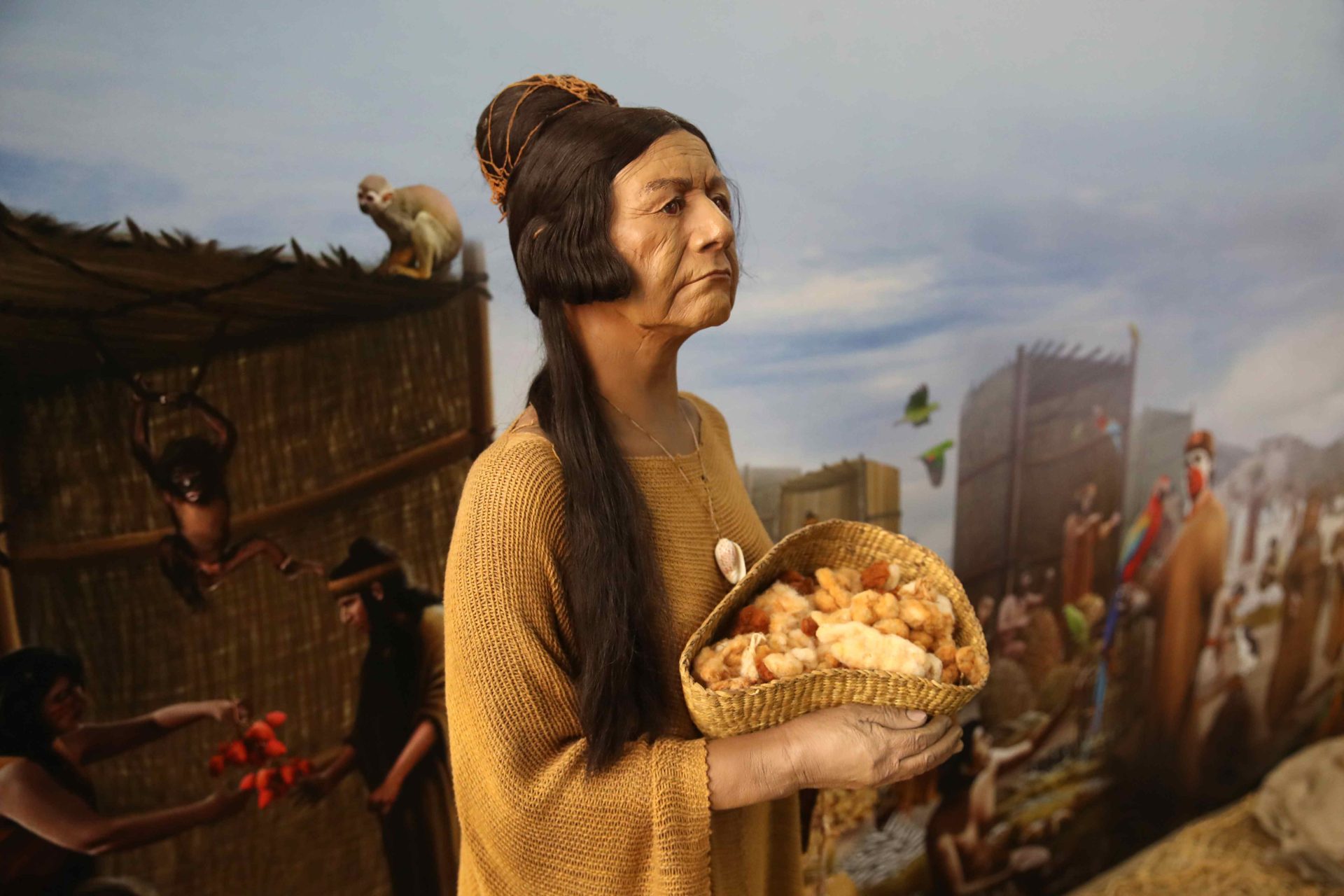 Fotografía de una obra sobre la sociedad Caral, considerada la civilización más antigua de Latinoamérica, durante una exposición en el Museo de la Nación, este jueves en Lima (Perú). EFE/ Paolo Aguilar