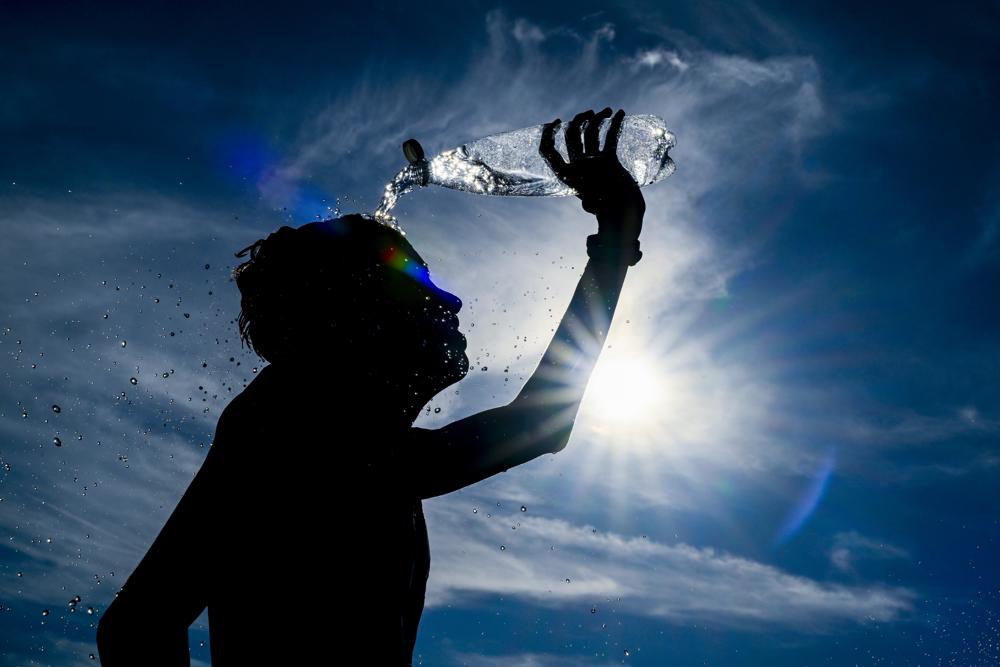 Bruselas (Bélgica), 11/08/2024.- Un niño se vierte agua sobre sí mismo durante un intenso calor en Bruselas (Bélgica), el 11 de agosto de 2024. Tras meses de lluvia en Bélgica, el país se prepara para su primera ola de calor estival. Este año ha sido el más lluvioso del que se tiene registro. (Bélgica, Bruselas) EFE/EPA/FREDERIC SIERAKOWSKI