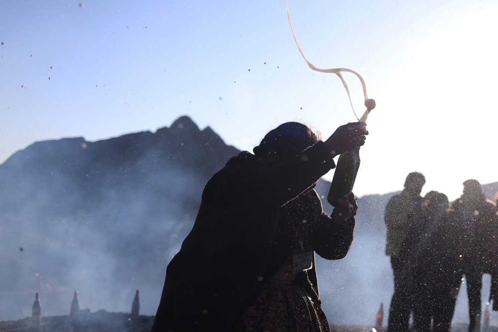 LA CUMBRE (BOLIVIA), 01/08/2024.- Una mujer participa en un ritual con motivo del 'Día de la Pachamama' este jueves, en La Cumbre en (Bolivia). EFE/ Luis Gandarillas