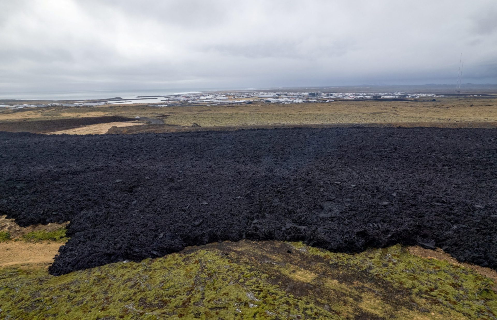 Imagen de archivo que muestra la lava de una erupción volcánica en a península de Reykjane, en el suroeste de Islandia. EFE/EPA/Anton Brink