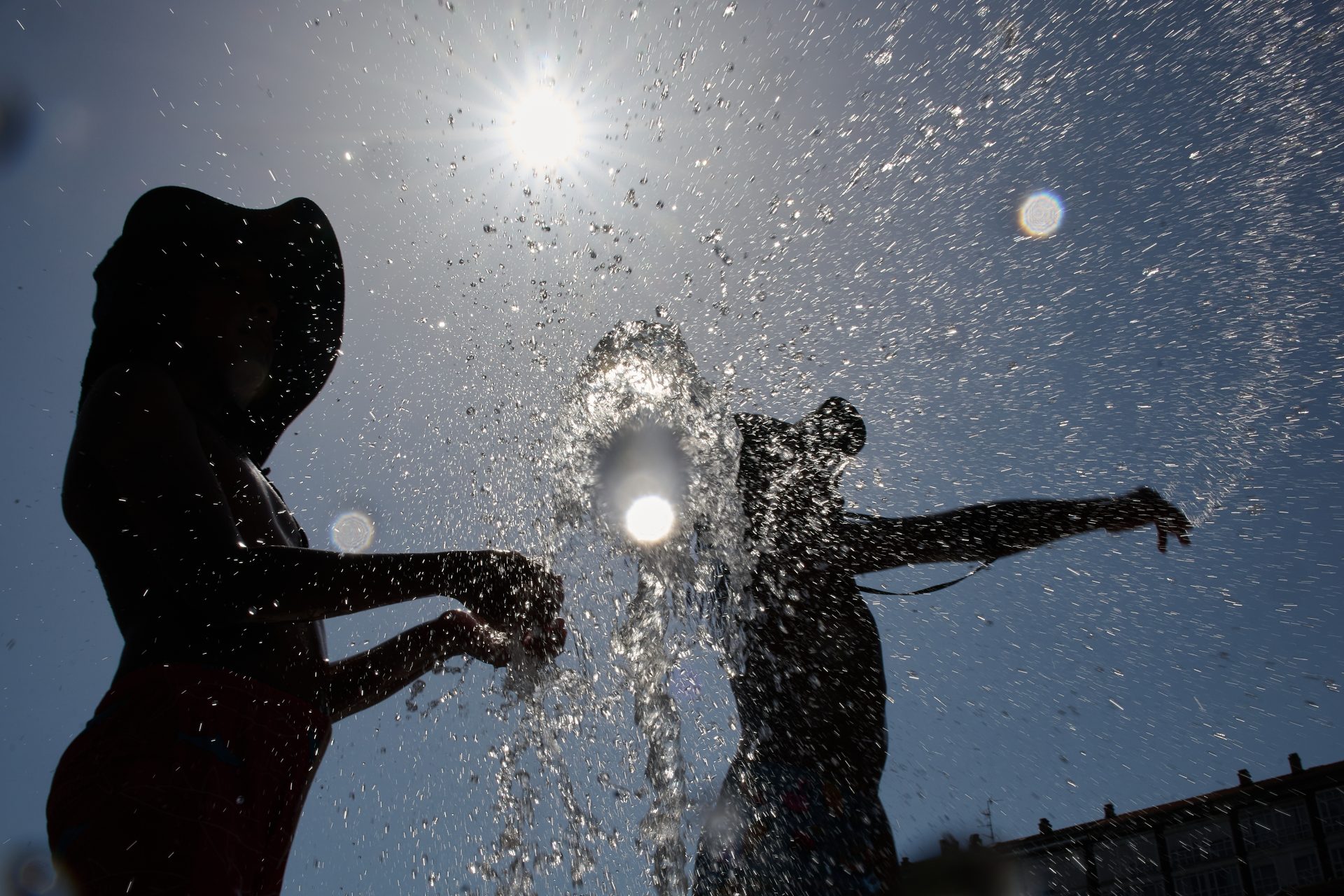 En la imagen de archivo, varios jóvenes se refrescan en la fuente de la Plaza Yamaguchi de Pamplona, España. EFE/Iñaki Porto