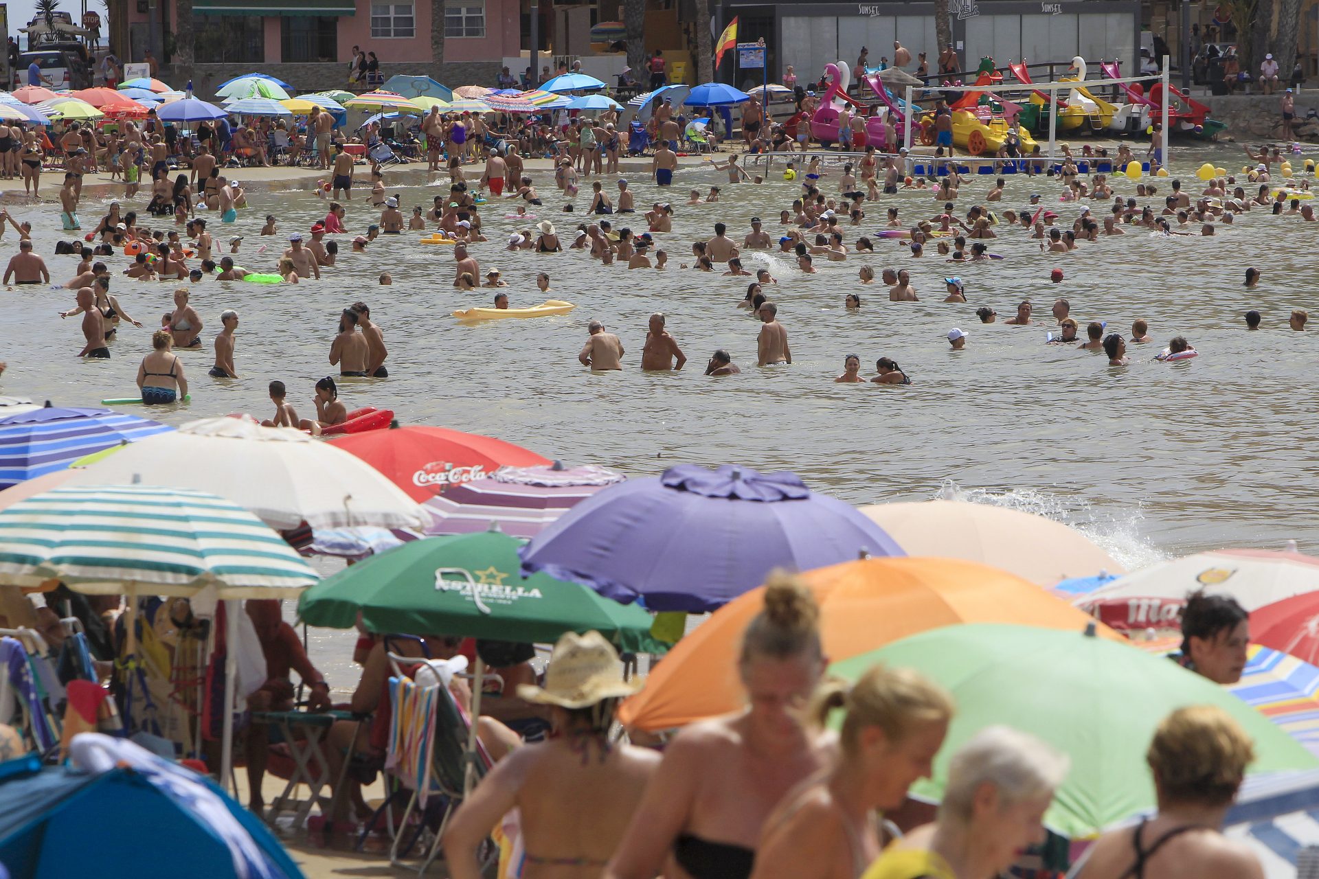 Imagen de la playa de El Cura de Torrevieja (Alicante). EFE/Morell
