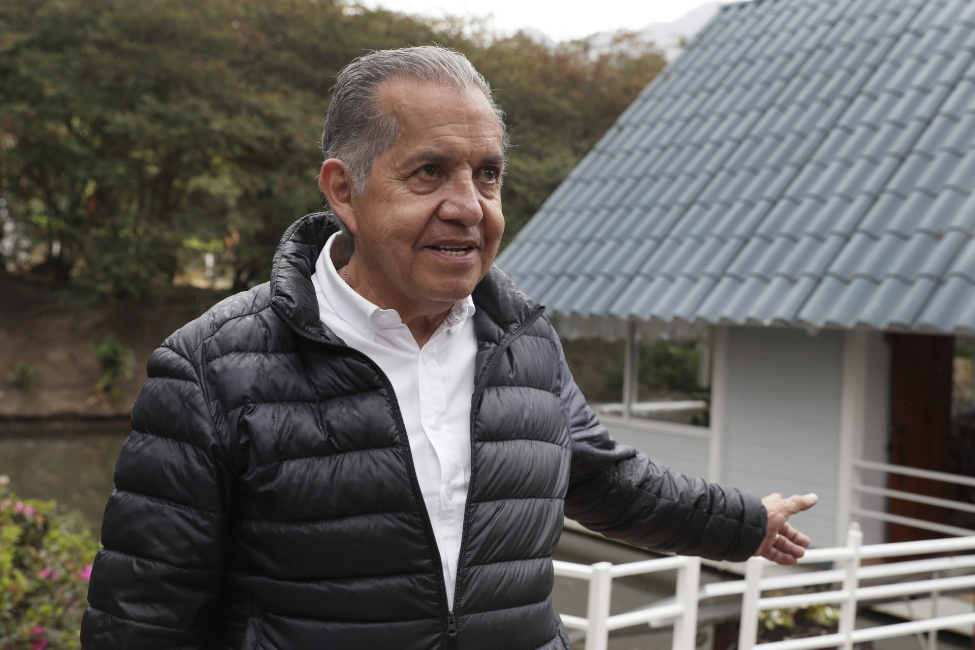 AME1699. BOGOTÁ (COLOMBIA), 23/09/2024.- Fotografía del 20 de septiembre de 2024 que muestra al ingeniero Ernesto Guáqueta durante entrevista con EFE en Sesquilé (Colombia). Tras una vida dedicado a la arquitectura, Ernesto Guaqueta, de 70 años, diseñó una casa flotante autosuficiente y sostenible con sello colombiano que pretende reproducir en forma de escuelas, hogares y otros servicios en las regiones más necesitadas del país. EFE/ Carlos Ortega