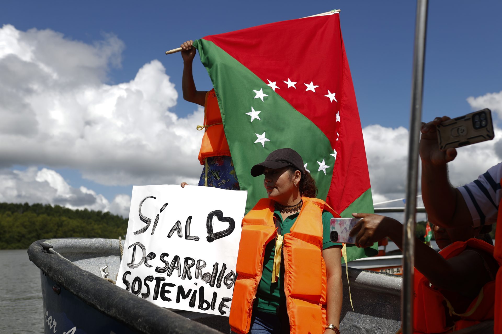ACOMPAÑA CRÓNICA: PANAMÁ MEDIOAMBIENTE. AME2336. DAVID (PANAMÁ), 25/09/2024.- Fotografía del 14 de septiembre de 2024 de una mujer protestando a favor de la construcción del proyecto Puerto Barú, en el distrito de David, provincia de Chiriquí (Panamá). Un controvertido proyecto portuario con inversión extranjera que se levantará en el Pacífico de Panamá se enfrenta con el rechazo de ambientalistas por encontrarse, según alegan, en una zona protegida de manglares, por lo que reclaman su suspensión ante el Supremo panameño, mientras los lugareños lo defienden activamente por su positivo impacto económico. EFE/ Bienvenido Velasco