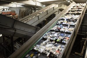 BUL02 BERLÑIN (ALEMANIA), 17/08/2017.- Fotografía de archivo con fecha del 15 de agosto del 2017 y publicada de nuevo hoy, 17 de agosto del 2017, que muestra las cintas transportadoras de plástico de una planta de reciclaje en Berlín (Alemania), por la que pasan más de 140.000 toneladas de plástico al año. Según un informe de la Unión Europea más de un tercio de todo el plástico utilizado en los países que la conforman no se recicla y acaba en vertederos y océanos. La Unión Europea prepara un plan de acción más efectivo para reducir la cantidad de plástico que no se recicla y eliminar de manera progresiva el vertido de residuos en los océanos. EFE/CLEMENS BILAN