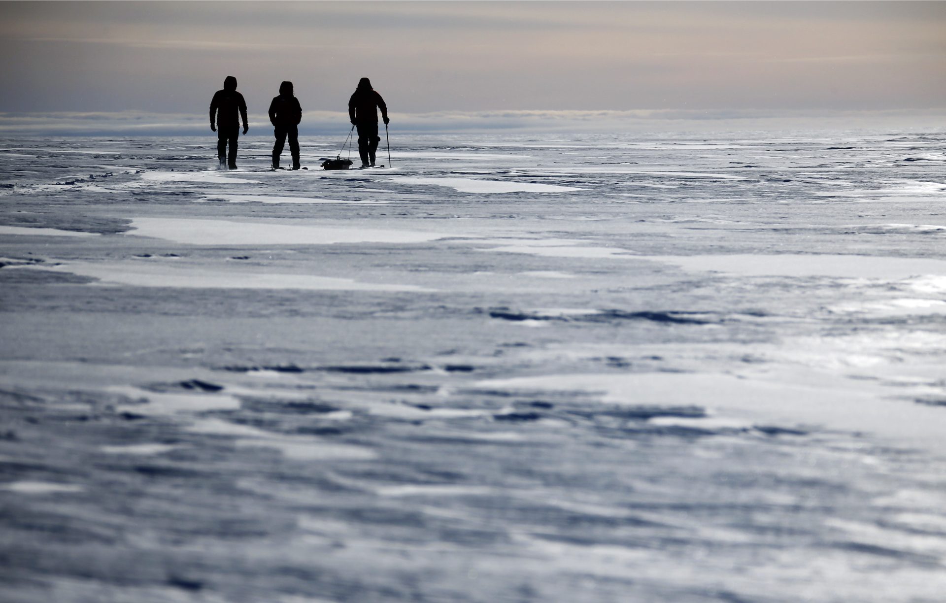 ACOMPAÑA CRÓNICA: CHILE ANTÁRTIDA - CH07. GLACIAR UNIÓN (ANTÁRTIDA), 20/12/2015.- Fotografía del 19 de noviembre de 2015, que muestra a una científica midiendo el terreno flanqueada por dos exploradores durante una salida cerca al campamento científico Glaciar Unión en la Antártida, a 1000 km del Polo Sur. Glaciar Unión es una estación polar de verano operada de forma conjunta por las tres ramas de las Fuerzas Armadas de Chile y el Instituto Antártico Chileno (INACH). Los militares prestan apoyo a los científicos del INACH que durante un mes llevan a cabo sus proyectos de investigación sobre terreno. EFE/Felipe Trueba