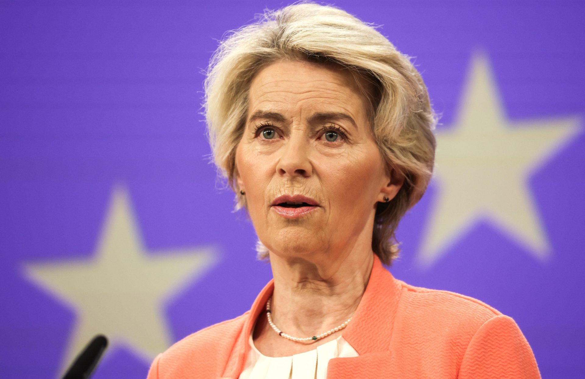 Brussels (Belgium), 09/09/2024.- European Commission President Ursula Von der Leyen speaks during a joint press conference with former Italian prime minister Mario Draghi (not pictured) to present his final report on the future of EU competitiveness in Brussels, Belgium, 09 September 2024. Von der Leyen had announced the commissioning of this report to the former Italian prime minister Draghi in her speech on the 2023 State of the Union, when she made the future of Europe's competitiveness a priority, and committed to further?reduce administrative burden and strengthen the Single Market. (Bélgica, Bruselas) EFE/EPA/OLIVIER HOSLET
