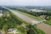 Wroclaw (Poland), 16/09/2024.- An aerial view shows the high water level of the Oder River near the Opatowice weir in Wroclaw, southwest Poland, 16 September 2024. The Polish government called a special meeting on 16 September, after Prime Minister Tusk had ordered a day earlier the government to prepare an ordinance to declare a state of natural disaster. The Raciborz reservoir, which began operating on 15 September, is filled with flooded water, captured from the Oder riverbed. Polish Minister of National Defense Wladyslaw Kosiniak-Kamysz said on 16 September that the army evacuated 2,600 people from flooded regions over the past 24 hours. (Inundaciones, Polonia) EFE/EPA/MACIEJ KULCZYNSKI POLAND OUT