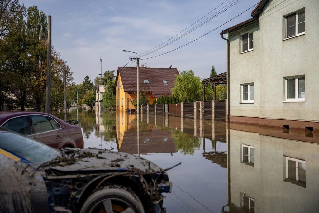 Ostrava (Czech Republic), 17/09/2024.- Houses and cars in a flood-affected area following heavy rain in town of Ostrava, Czech Republic, 17 September 2024. Floods caused by heavy rains brought by Storm Boris have caused at least 18 dead across central and eastern Europe since 13 September, with three dead and seven missing in the Czech Republic. (Inundaciones, tormenta, República Checa) EFE/EPA/MARTIN DIVISEK