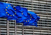 EPA7168. BRUSELAS (BÉLGICA), 19/12/2018.- Banderas de la Unión Europea (UE) ondean frente a la sede de la Comisión Europea en Bruselas, Bélgica, en una foto de archivo realizada el 21 de junio de 2018. Piratas informáticos infiltrados en la red de comunicación diplomática de la Unión Europea (UE) descargaron miles de cables que revelan preocupación por la Administración de Donald Trump, las dificultades con Rusia y China y el temor a que Irán reactivase su programa nuclear, informó hoy The New York Times. Más de 1.100 cables fueron proporcionados al diario por la empresa de seguridad cibernética Área 1, que descubrió la brecha y que considera que las técnicas utilizadas por los hackers eran similares a las del Ejército Popular de Liberación de China. EFE/ Stephanie Lecocq