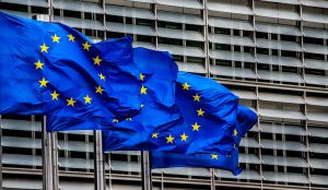 EPA7168. BRUSELAS (BÉLGICA), 19/12/2018.- Banderas de la Unión Europea (UE) ondean frente a la sede de la Comisión Europea en Bruselas, Bélgica, en una foto de archivo realizada el 21 de junio de 2018. Piratas informáticos infiltrados en la red de comunicación diplomática de la Unión Europea (UE) descargaron miles de cables que revelan preocupación por la Administración de Donald Trump, las dificultades con Rusia y China y el temor a que Irán reactivase su programa nuclear, informó hoy The New York Times. Más de 1.100 cables fueron proporcionados al diario por la empresa de seguridad cibernética Área 1, que descubrió la brecha y que considera que las técnicas utilizadas por los hackers eran similares a las del Ejército Popular de Liberación de China. EFE/ Stephanie Lecocq