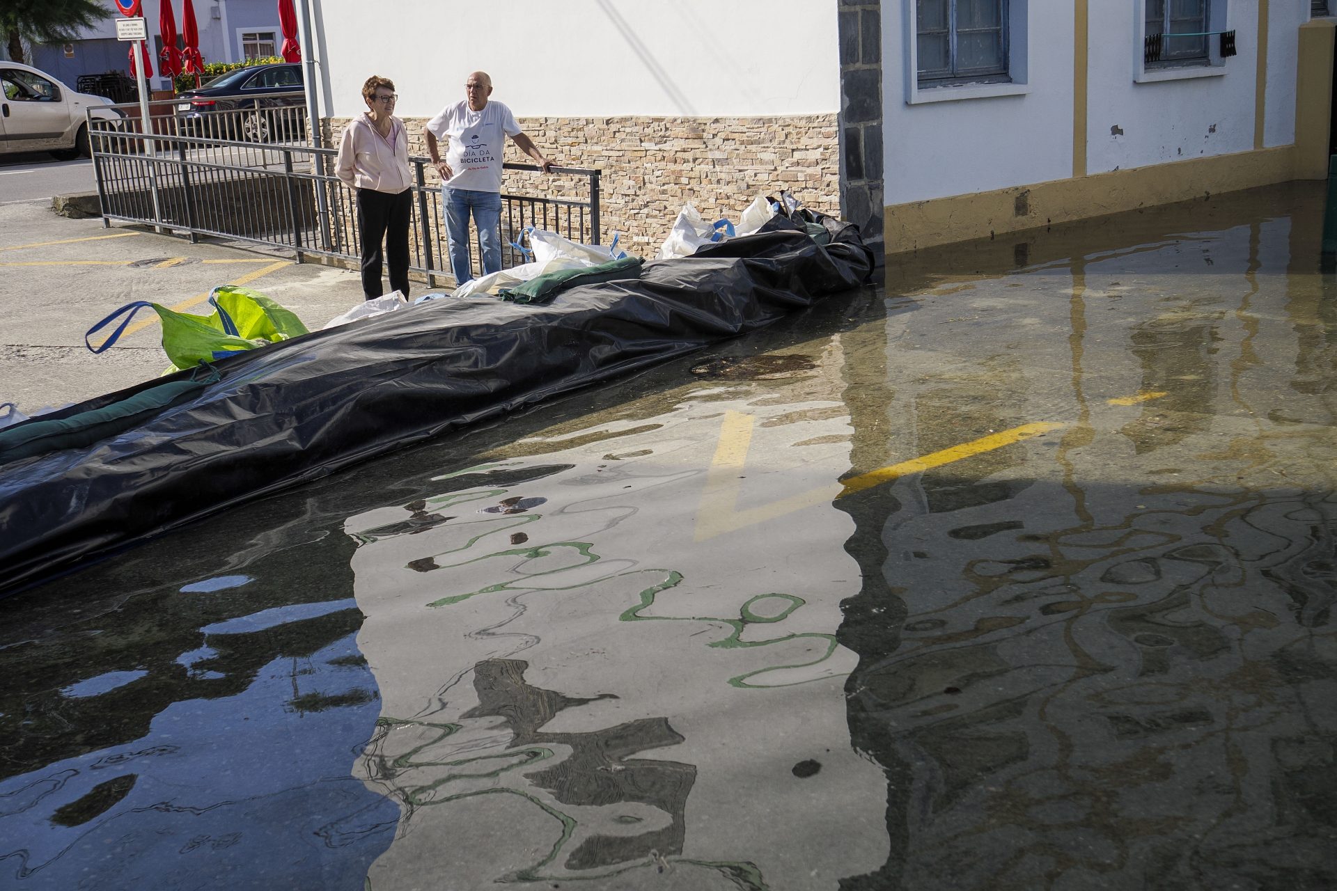  VEGADEO (ASTURIAS), 18/09/2024.-Vista de la marea viva en la localidad asturiana de Vegadeo este miércoles. Las mareas astronómicas serán excepcionales desde este miércoles, 18 de septiembre, al viernes 20 en la costa del Cantábrico, pero los investigadores esperan que el nivel total de agua sea similar al de otros episodios de 2023 y 2024, por la ausencia de fenómenos meteorológicos adversos.- EFE/ Eliseo Trigo 