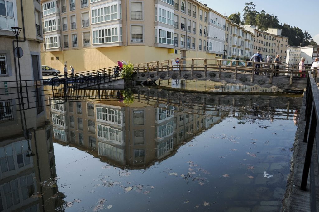 FOTODELDÍA VEGADEO (ASTURIAS), 18/09/2024.-Vista de la marea viva en la localidad asturiana de Vegadeo este miércoles. Las mareas astronómicas serán excepcionales desde este miércoles, 18 de septiembre, al viernes 20 en la costa del Cantábrico, pero los investigadores esperan que el nivel total de agua sea similar al de otros episodios de 2023 y 2024, por la ausencia de fenómenos meteorológicos adversos.- EFE/ Eliseo Trigo