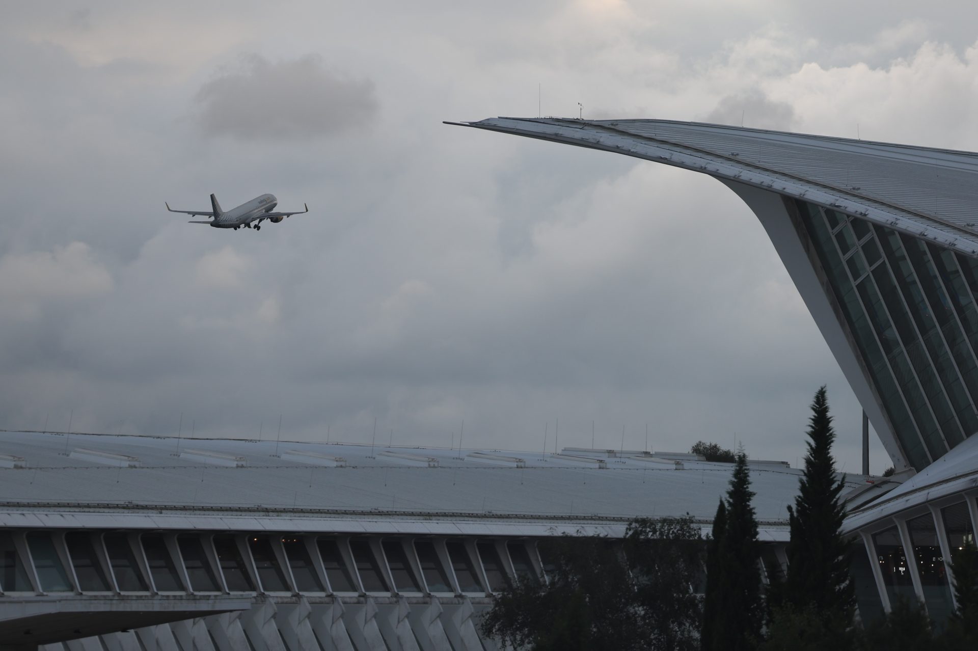 GRAFCAV6742. LOIU (BIZKAIA), 01/09/2024.-Un avión despeja de la terminal La Paloma del aeropuerto de Bilbao este domingo. El gran retorno de las vacaciones de verano concluye este domingo tras un fin de semana con cifras récord en los aeropuertos españoles, una alta ocupación en los trenes y un elevado tráfico en las carreteras, que se ha visto agravado por el paso de una DANA que ha dejado intensas lluvias y tormentas. EFE/Luis Tejido