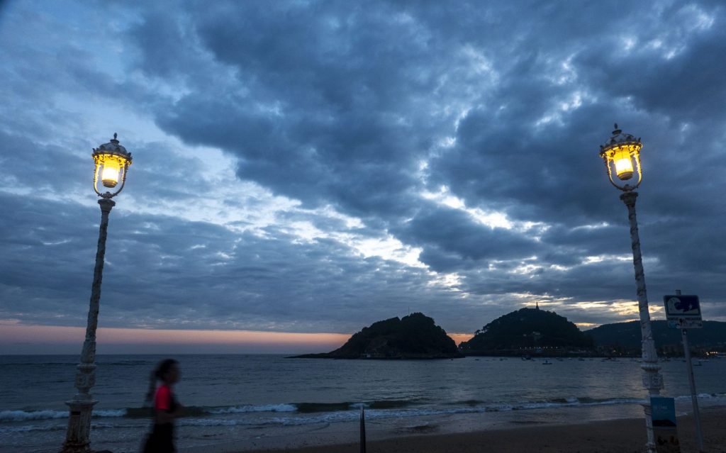 SAN SEBASTIÁN, 18/09/2024.- Una mujer hace ejercicio a primera hora de este miércoles en San Sebastián. Los cielos en el País Vasco se presentan hoy nubosos con posibles lloviznas dispersas en la vertiente cantábrica, que por la tarde tenderán a quedar poco nubosos, el viento soplará del sureste flojo, que se intensificará a últimas horas del día en el interior, mientras las temperaturas máximas irán en ligero a moderado ascenso. EFE/Javier Etxezarreta