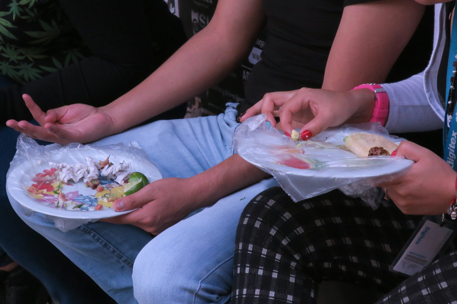 ACOMPAÑA CRÓNICA: MÉXICO RESIDUOS - MEX04. CIUDAD DE MÉXICO (MÉXICO), 15/01/2018.- Fotografía fechada el 5 de enero de 2018, muestra a personas mientras comen en platos envueltos en bolsas de plástico, en un sitio de comida rápida, en Ciudad de México (México). Los restaurantes mexicanos, sobre todo aquellos dedicados a la comida rápida, generan enormes cantidades evitables de residuos inorgánicos, fruto de estilos de vida impuestos en las grandes capitales. En el corazón de la Ciudad de México se pueden observar despilfarros de papel y plástico, principalmente derivados del uso de popotes y bolsas que envuelven los platos en los que se sirve la comida que a diario alimenta a millones de mexicanos. EFE/Zoilo Carrilloáá