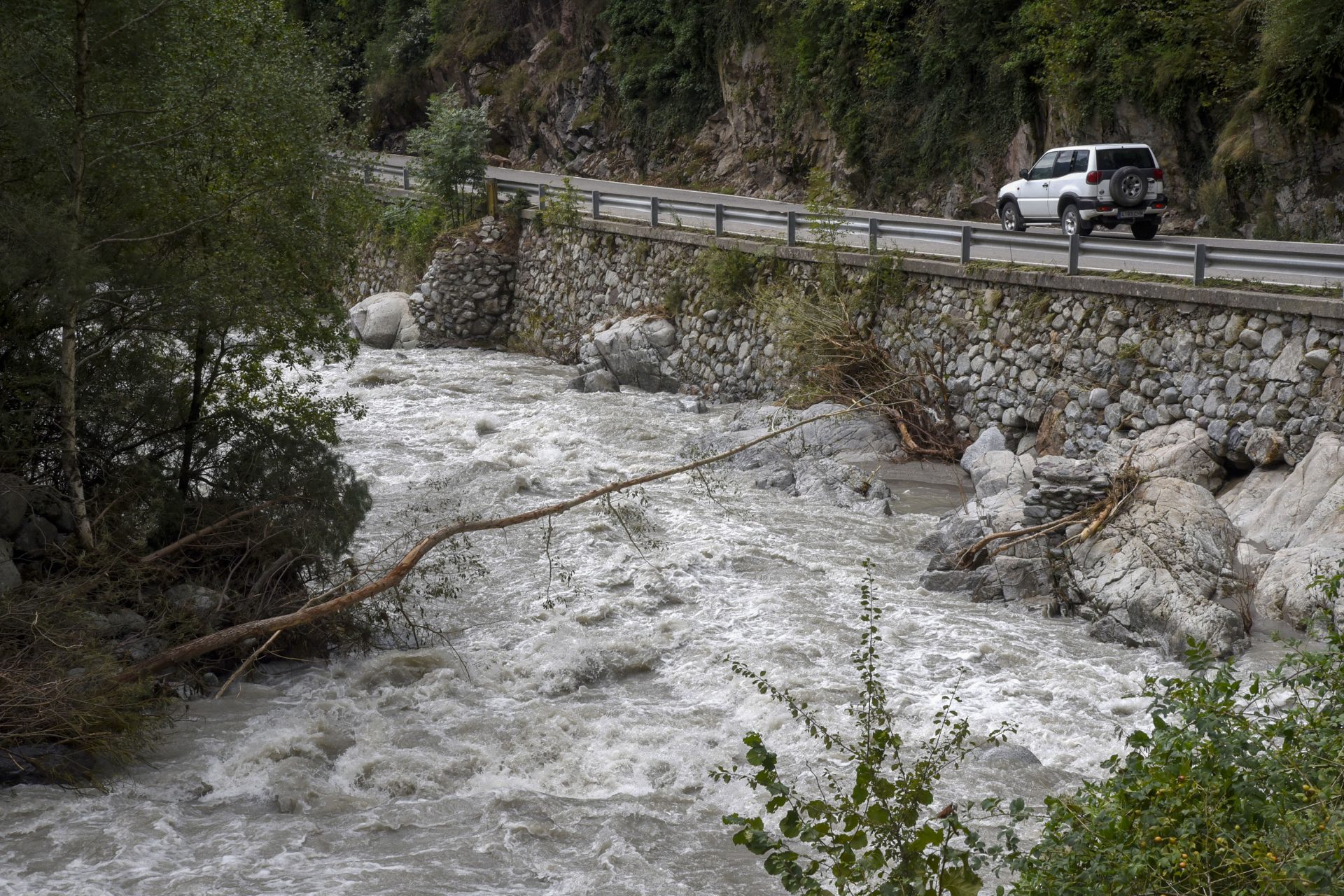 Imagen del caudal de un río en el norte de la provincia de Huesca estos días. EFE/ Javier Blasco