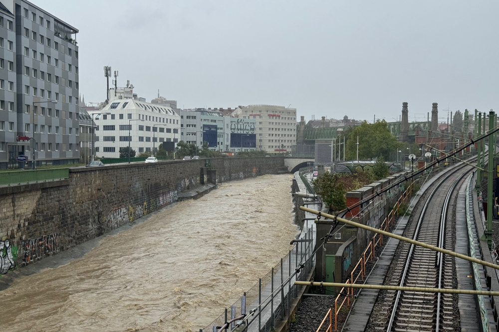 Fotografía del río Wien desbordado este domingo, en Viena (Austria). EFE/ Jordi Kuhs